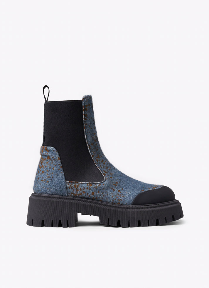 Sparkling Chelsea lake boots