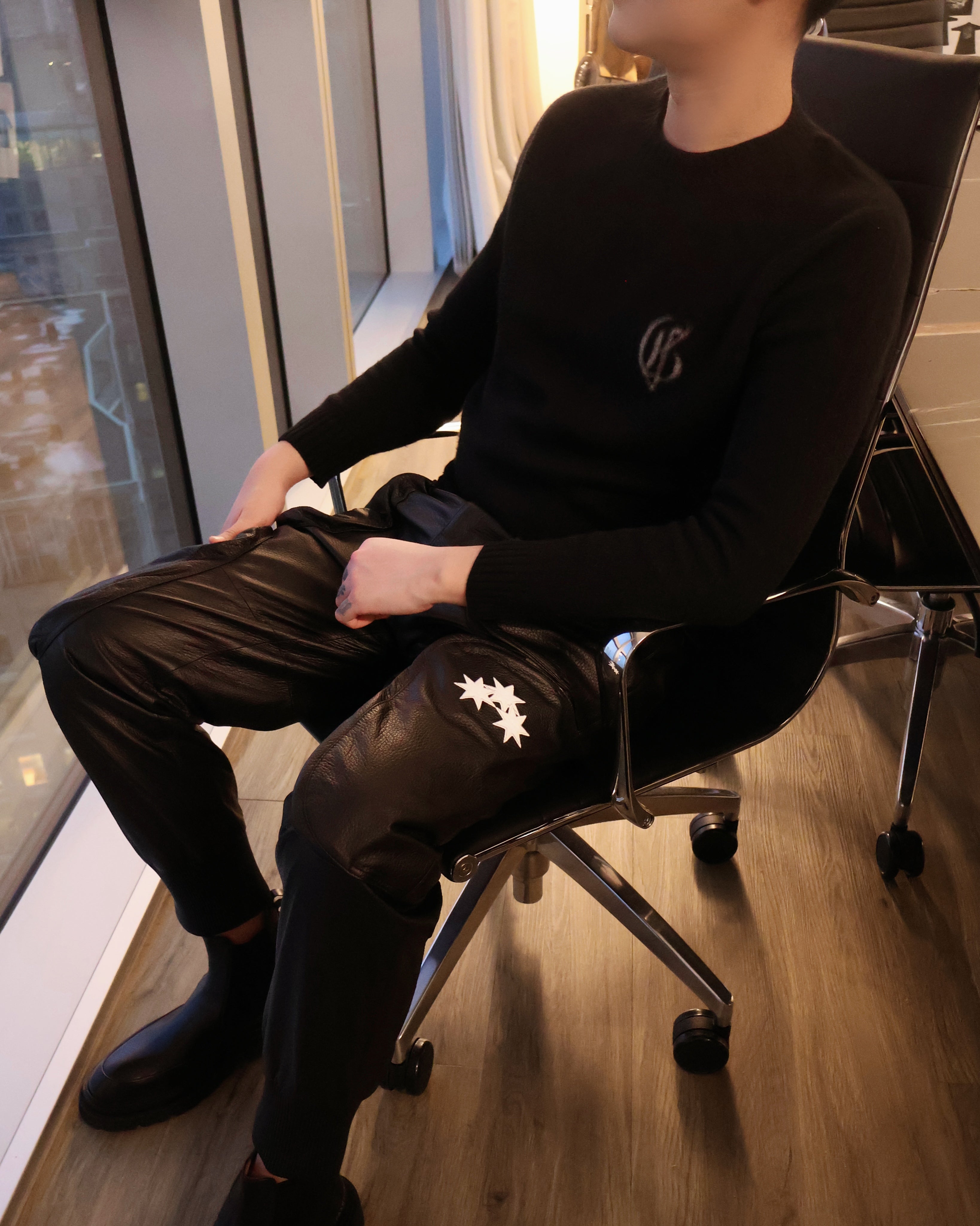 黑色圆领羊绒衫