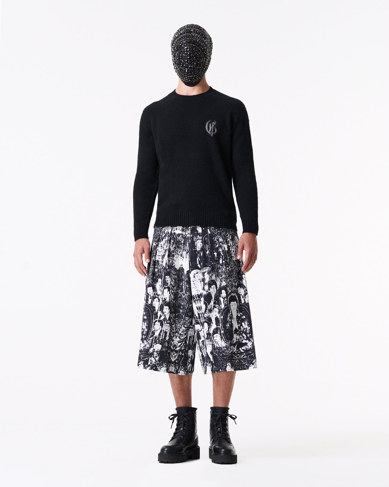 黑色圆领羊绒衫