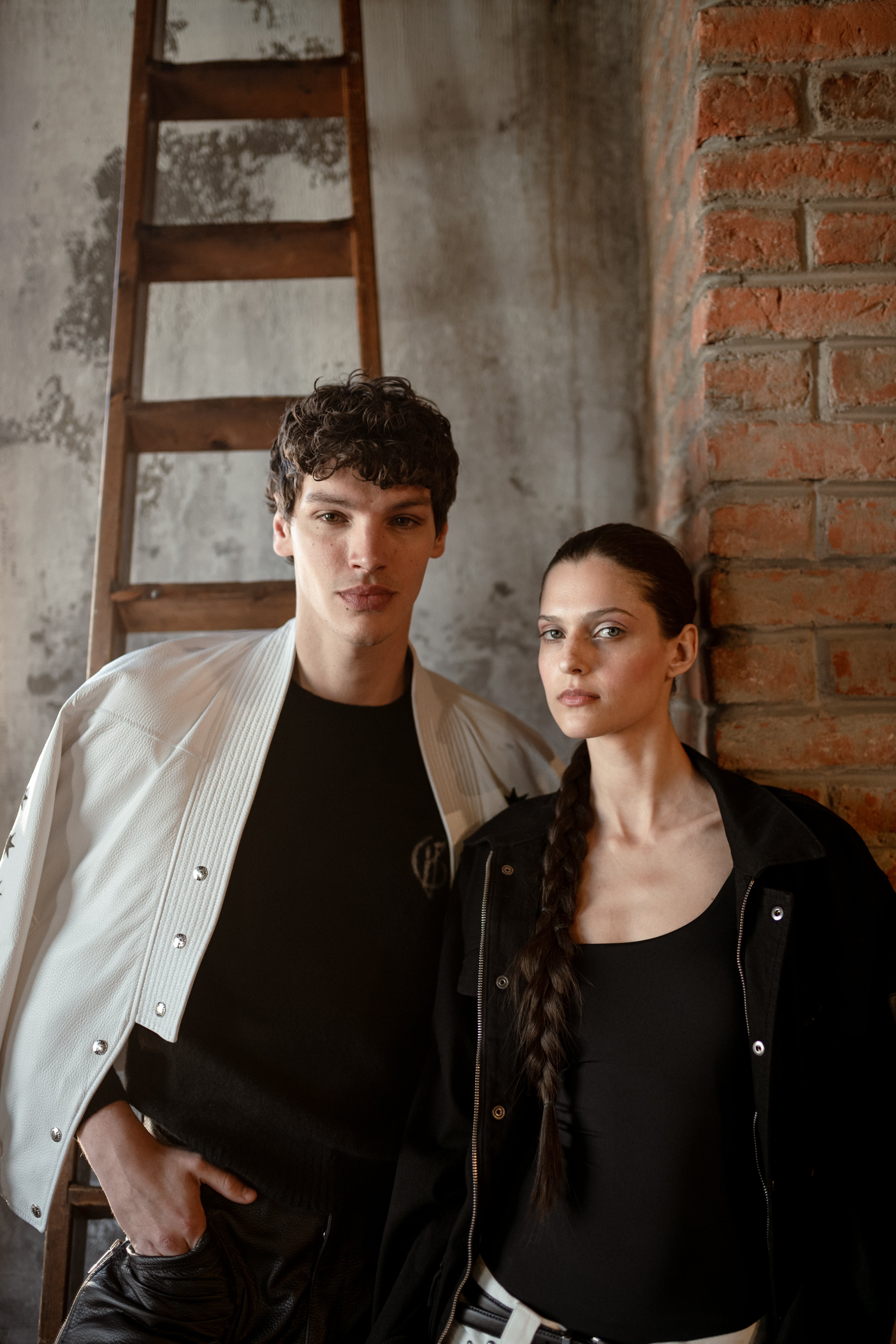 黑色圆领羊绒衫