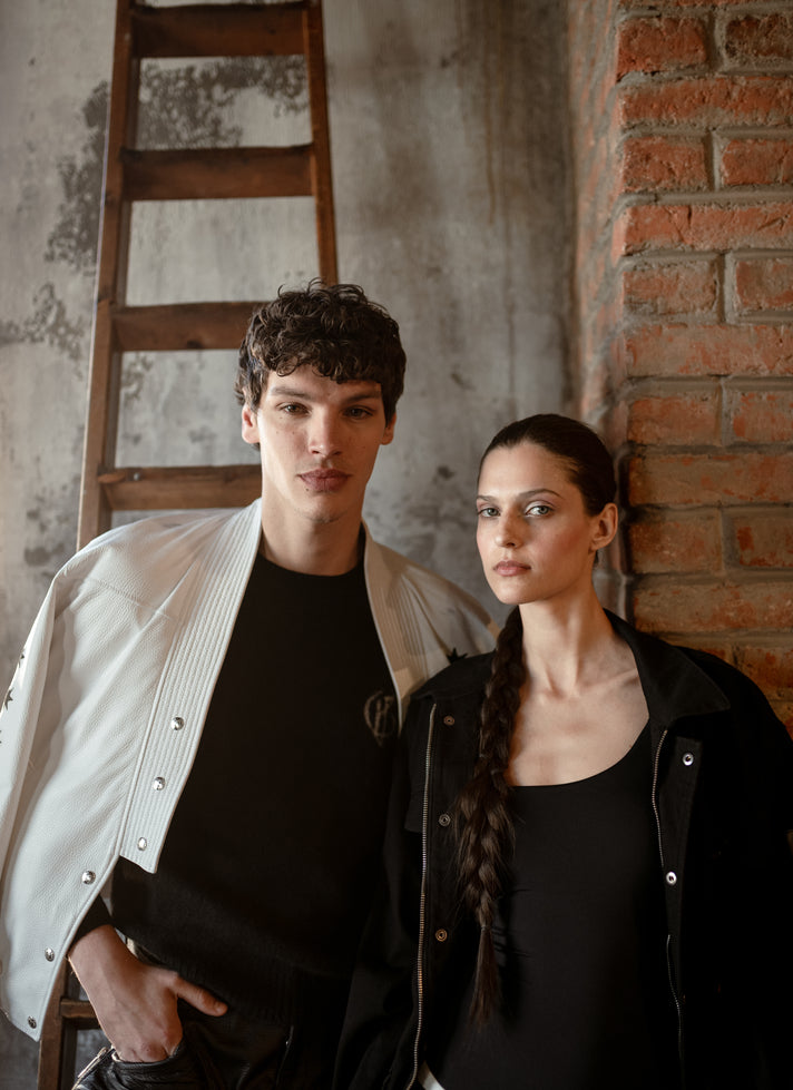 黑色圆领羊绒衫