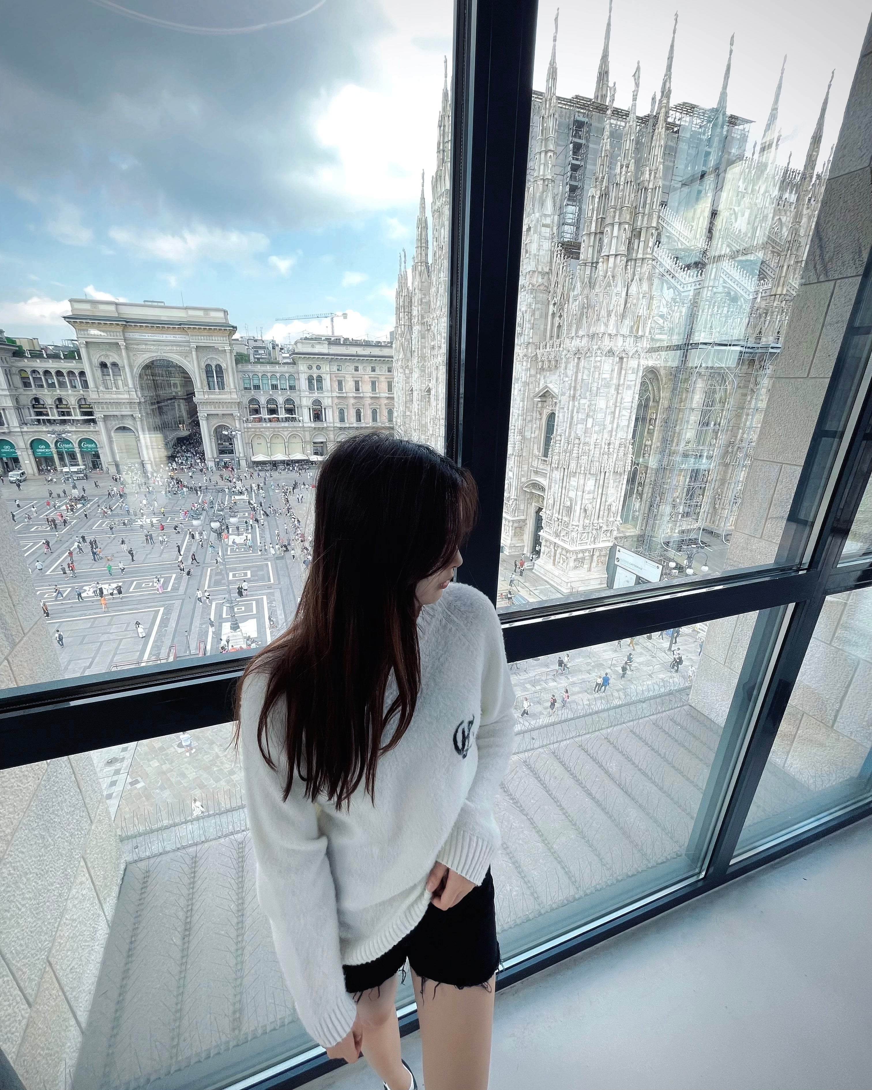 白色圆领羊绒衫