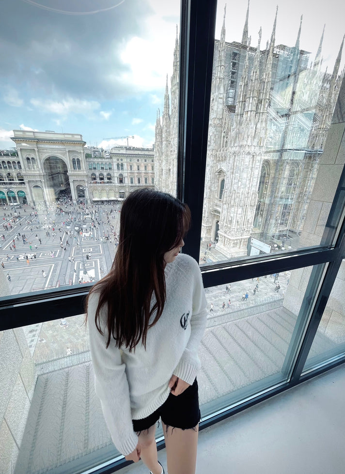 白色圆领羊绒衫