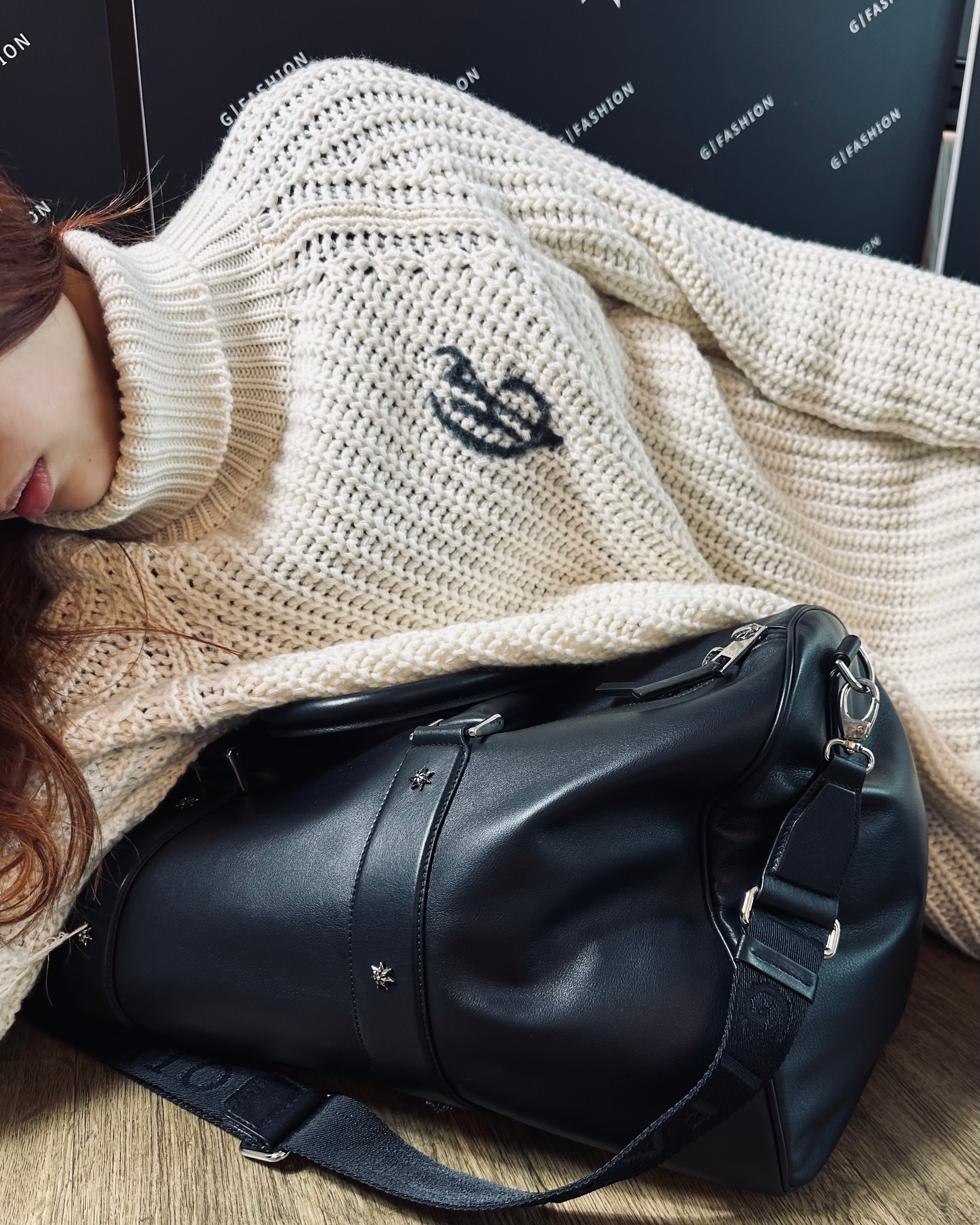 米色罗纹针织高领毛衣