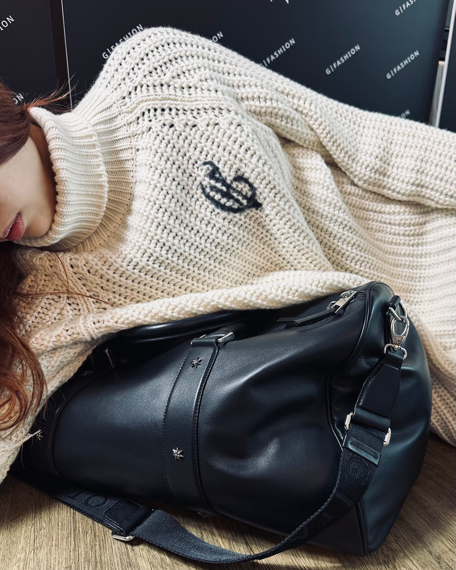 米色罗纹针织高领毛衣