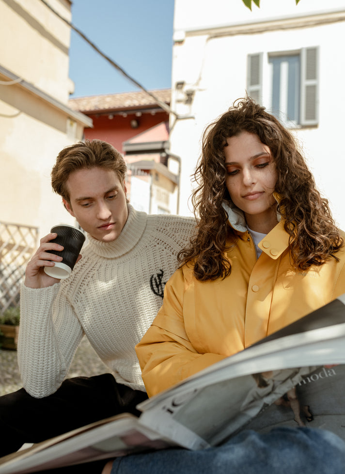 米色罗纹针织高领毛衣