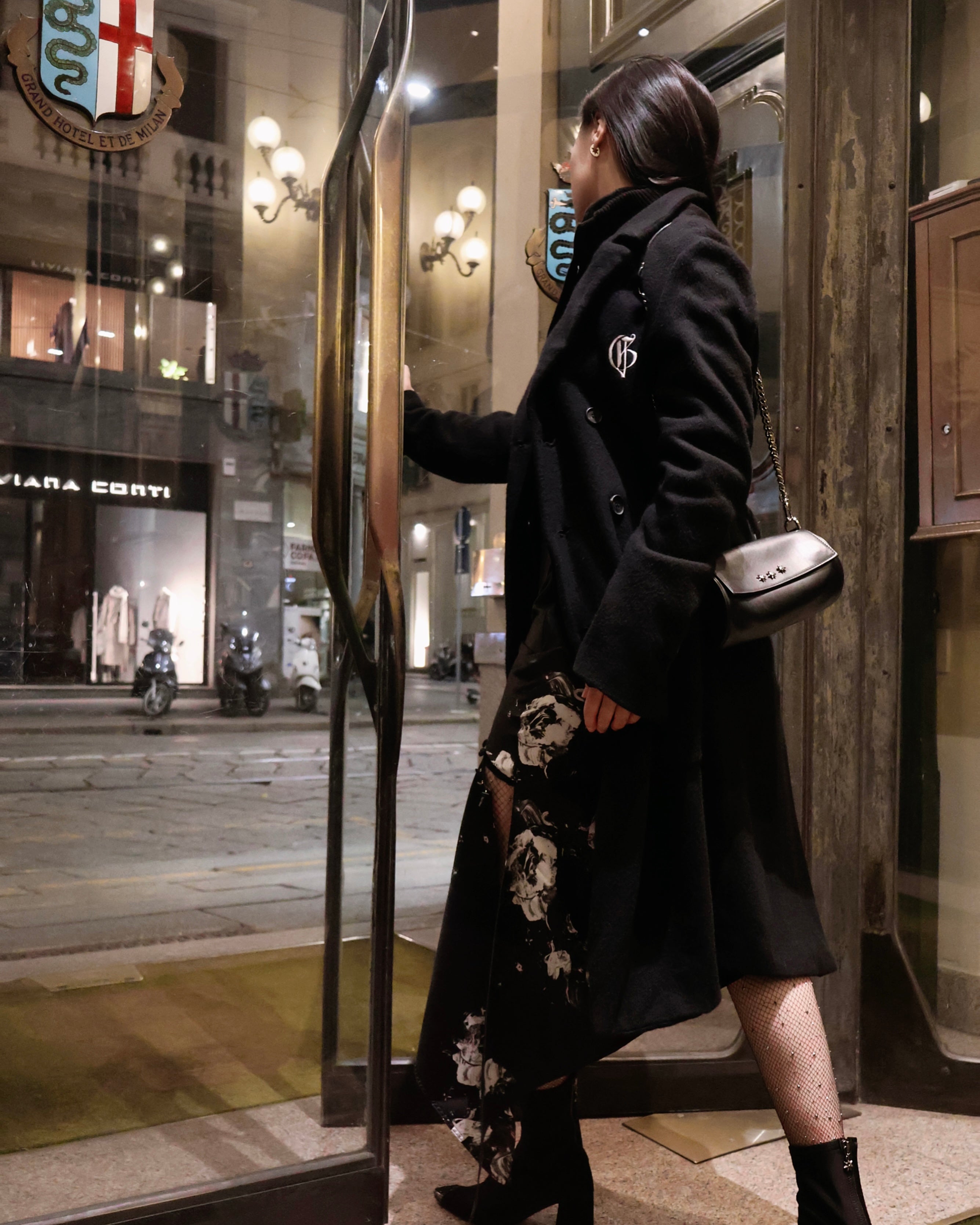 带标志双排扣中长款大衣