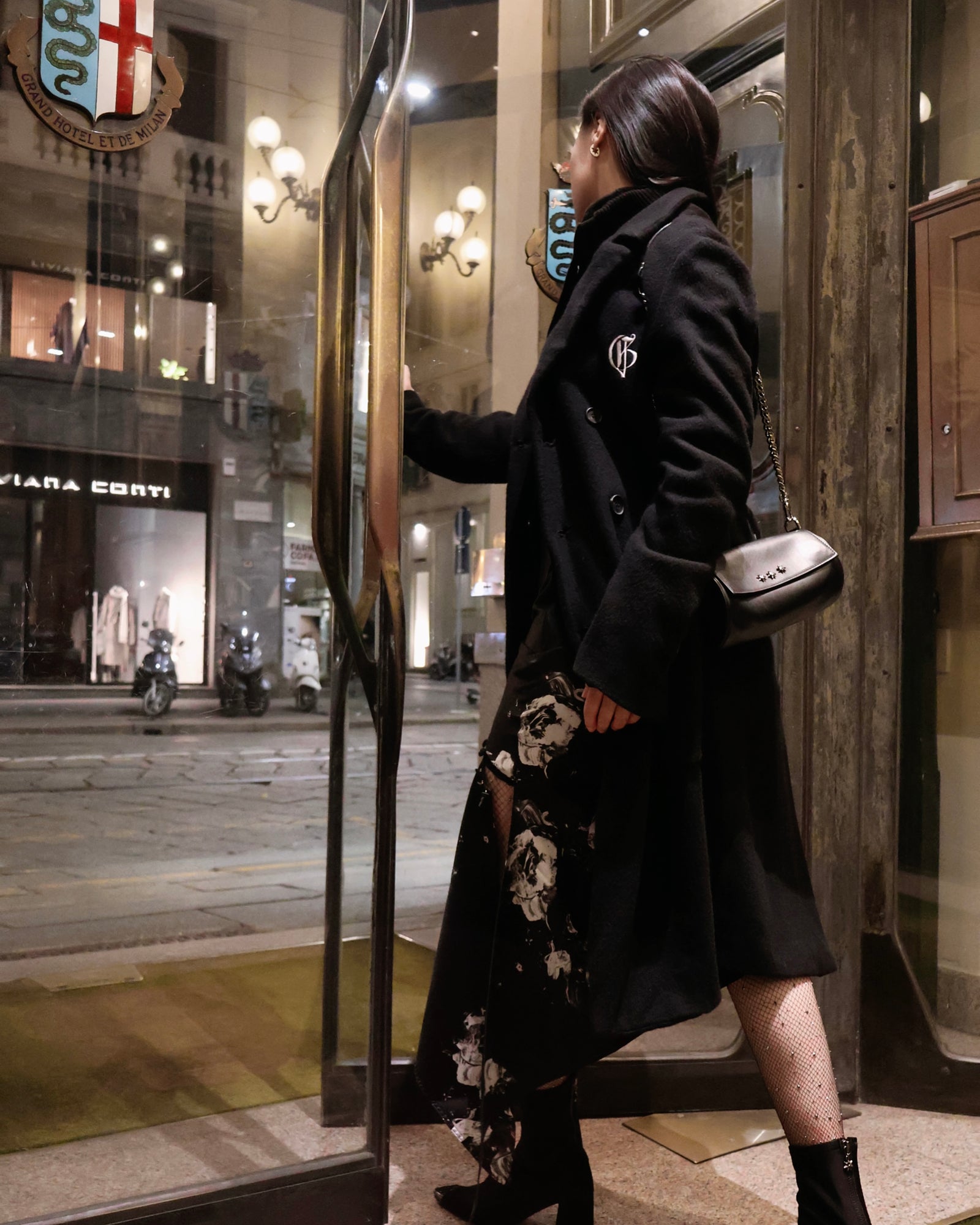 带标志双排扣中长款大衣