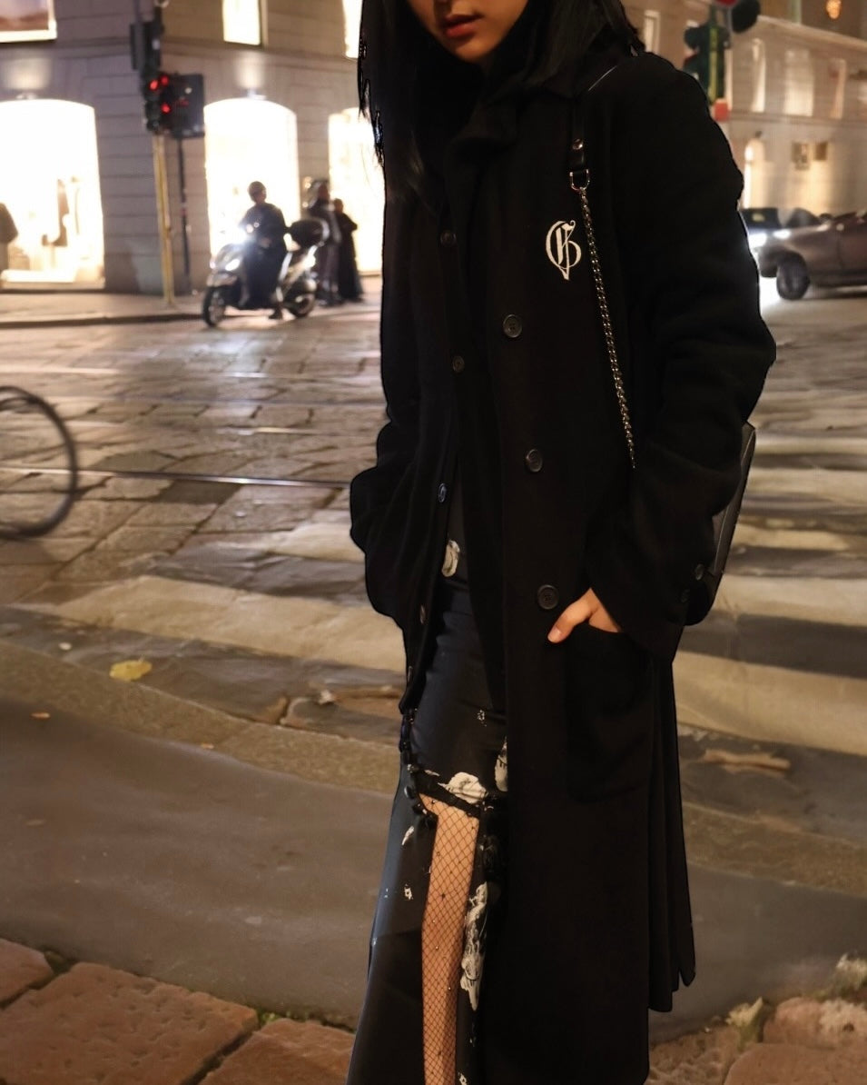 带标志双排扣中长款大衣