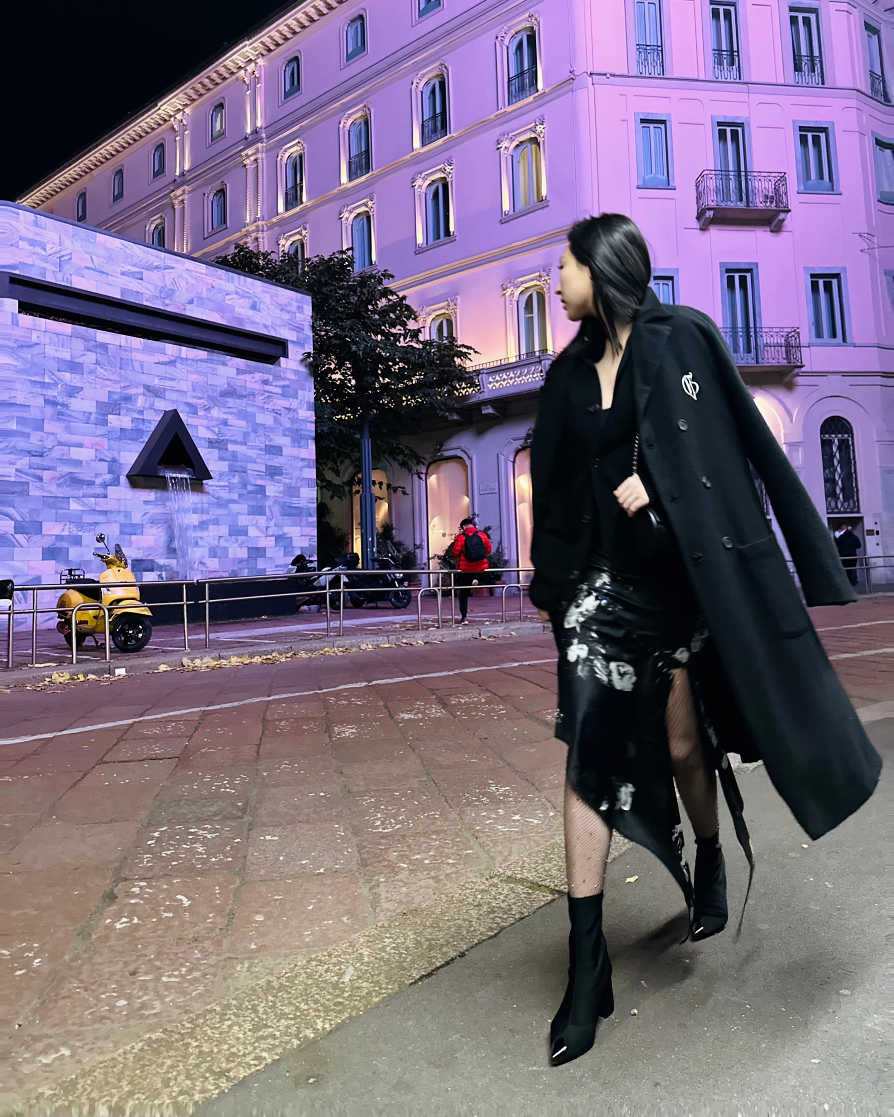 带标志双排扣中长款大衣