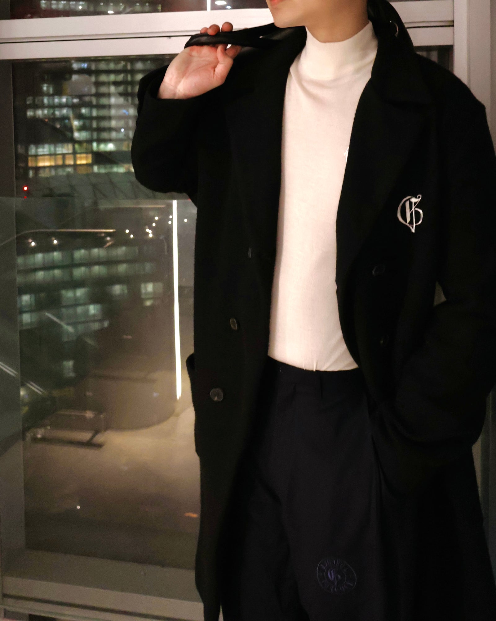 带标志双排扣中长款大衣