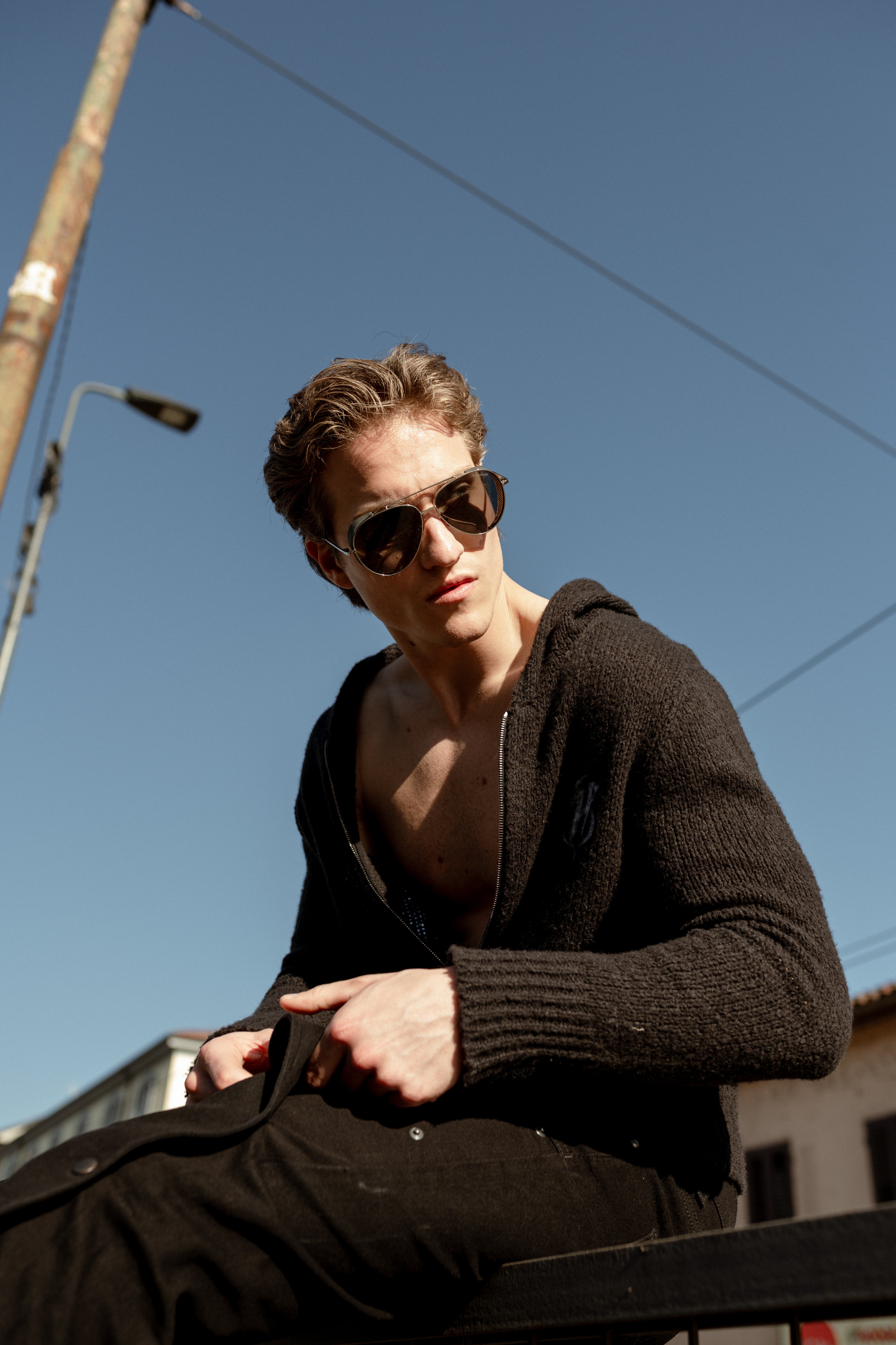 黑色编织连帽衫