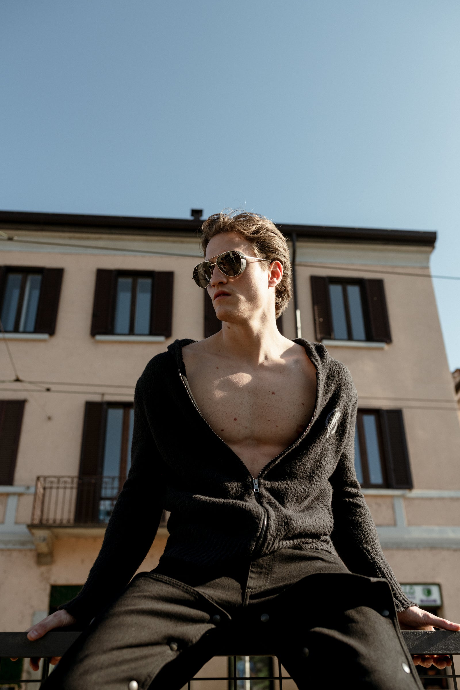 黑色编织连帽衫