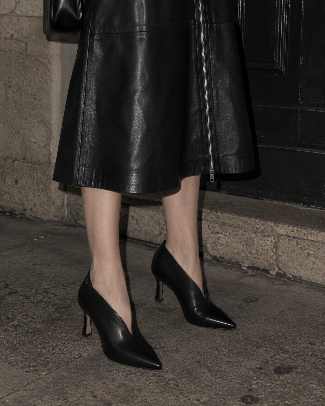 ASYMMETRIC BLACK LEATHER PUMPS