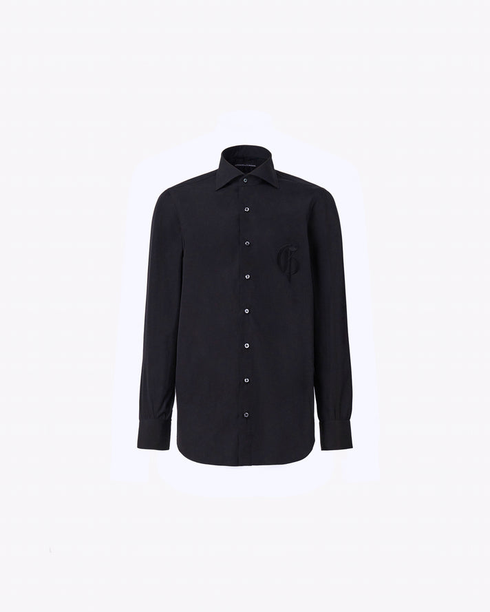 带标志的黑色衬衫 