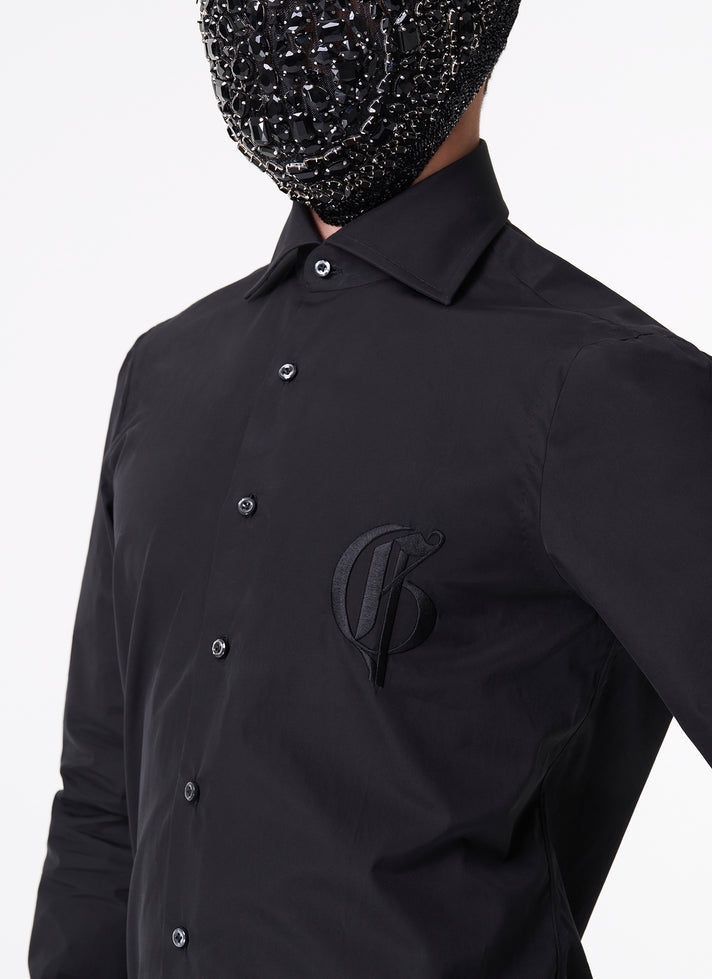 带标志的黑色衬衫 