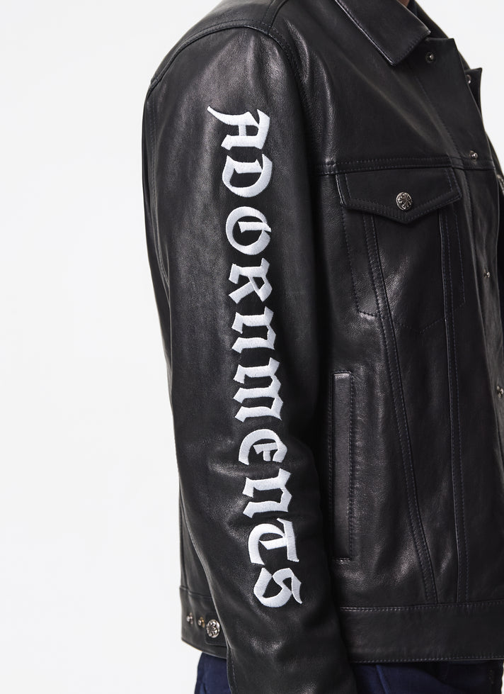 带有品牌标志的黑色皮夹克
