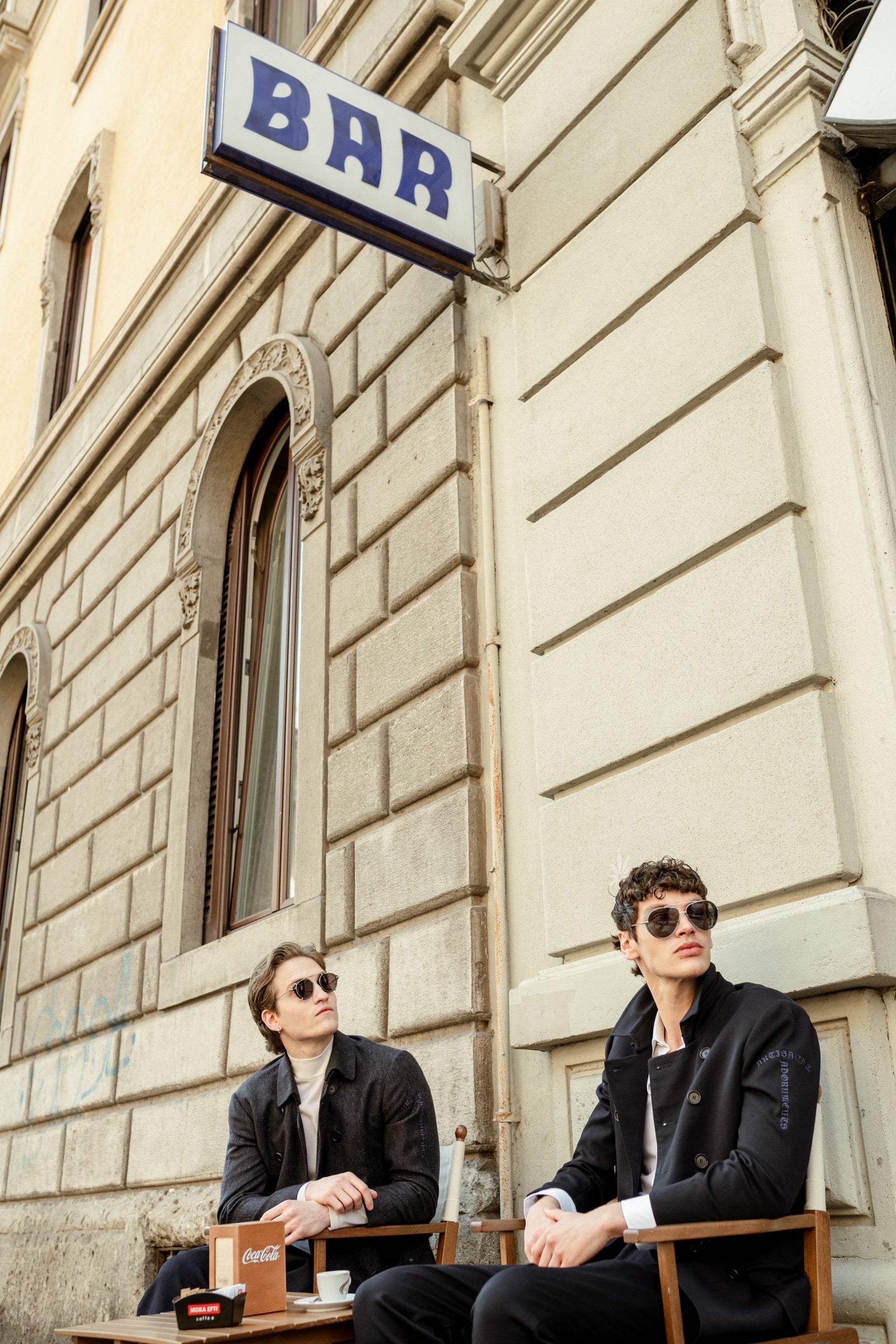 深蓝色羊绒外套