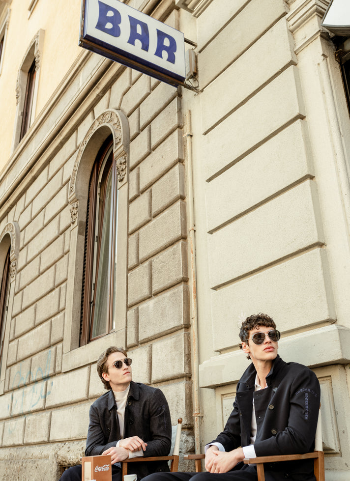 深蓝色羊绒外套