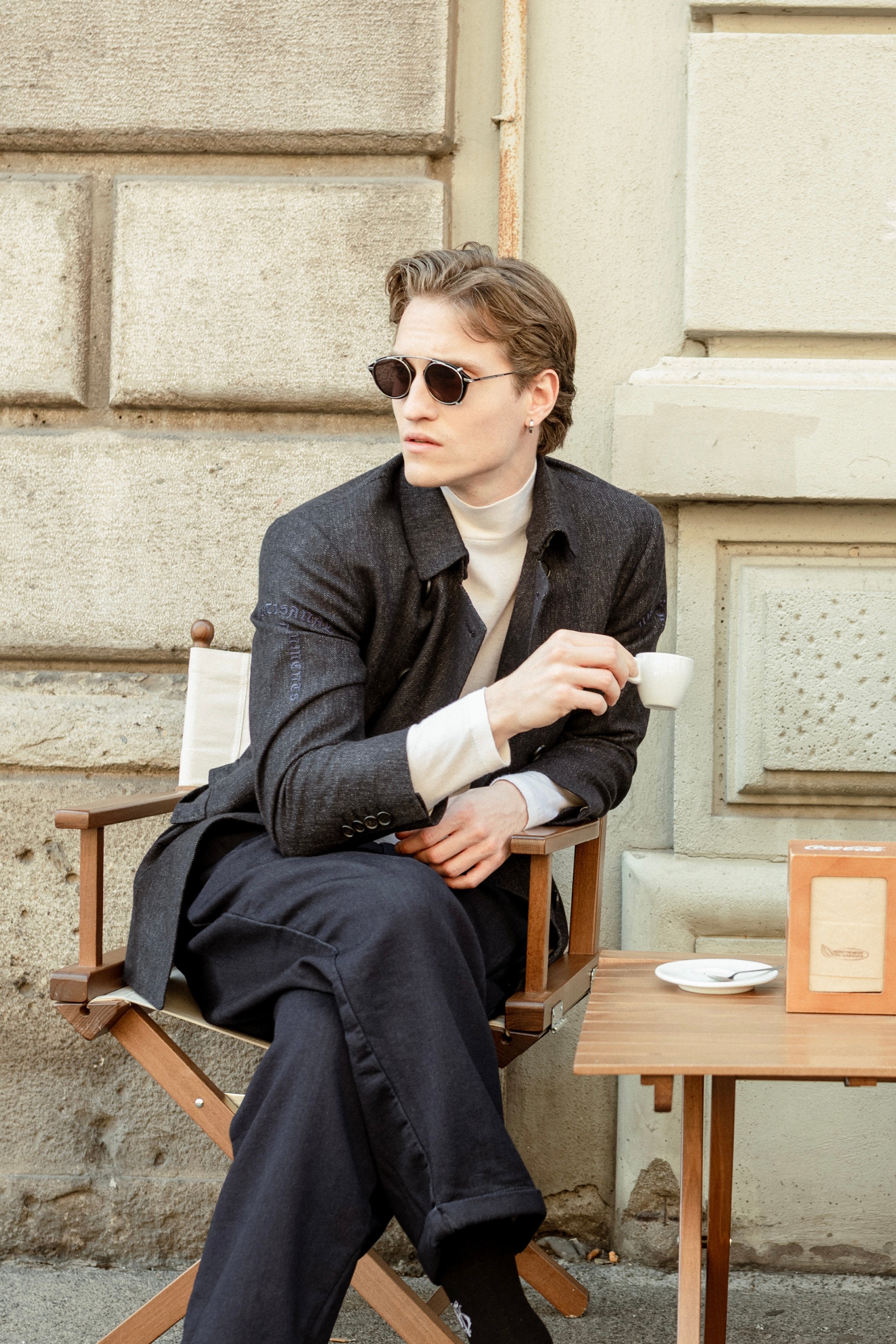 深蓝色羊绒外套