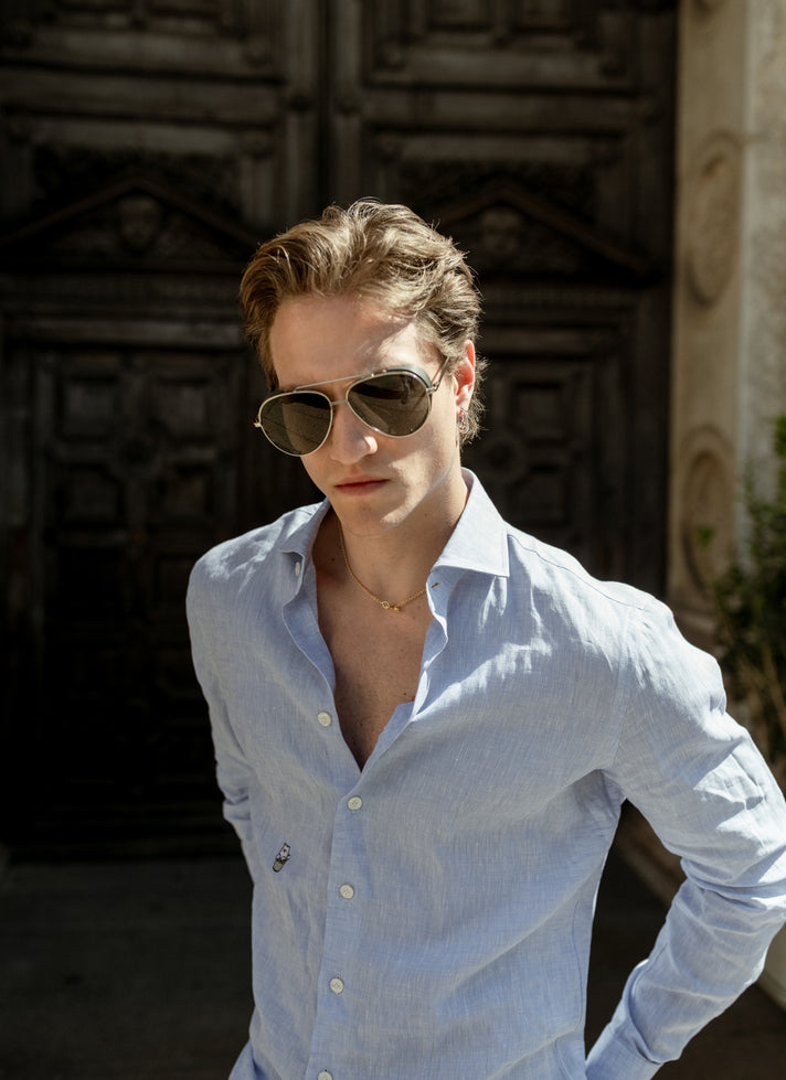 淡蓝色亚麻衬衫搭配Snow标志 