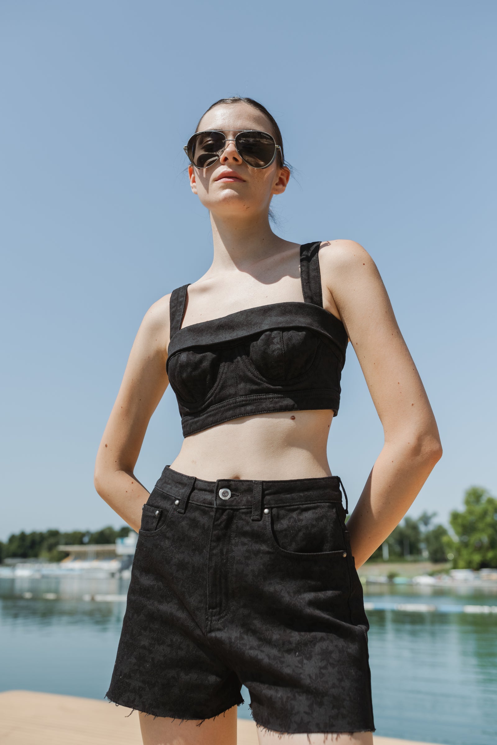 黑色图案牛仔上衣