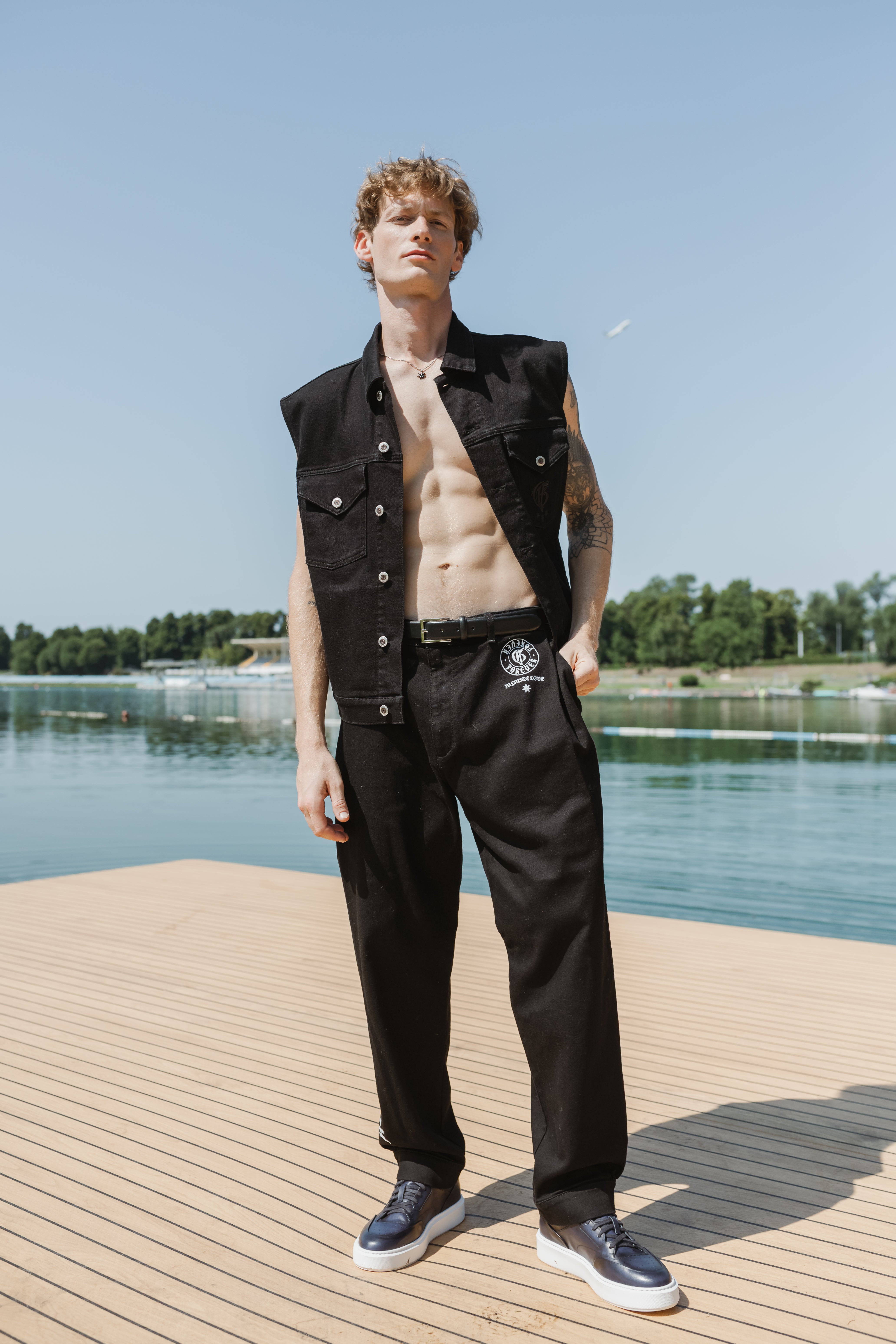 黑色裤子 带标志 