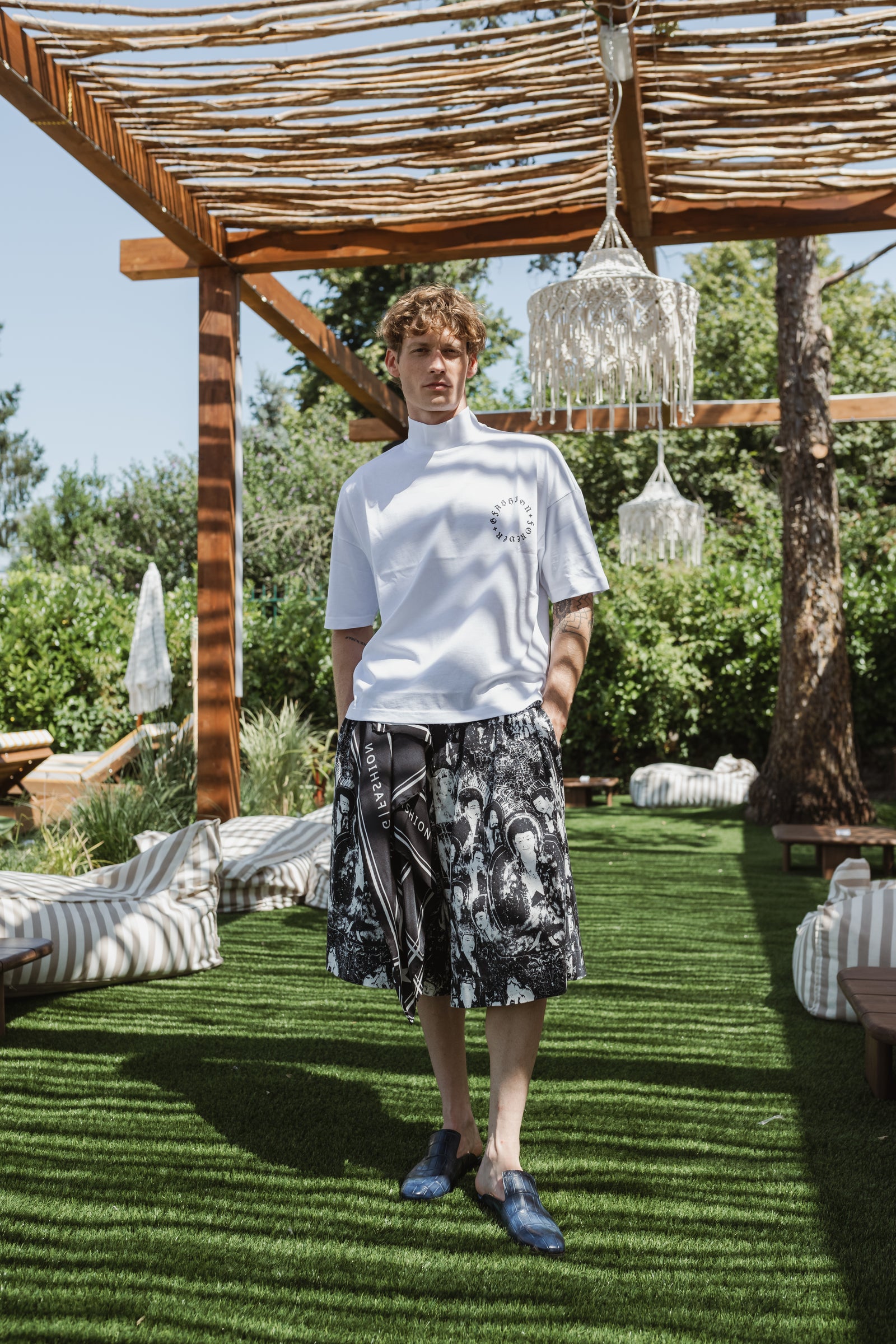 白色高领T恤 带标志