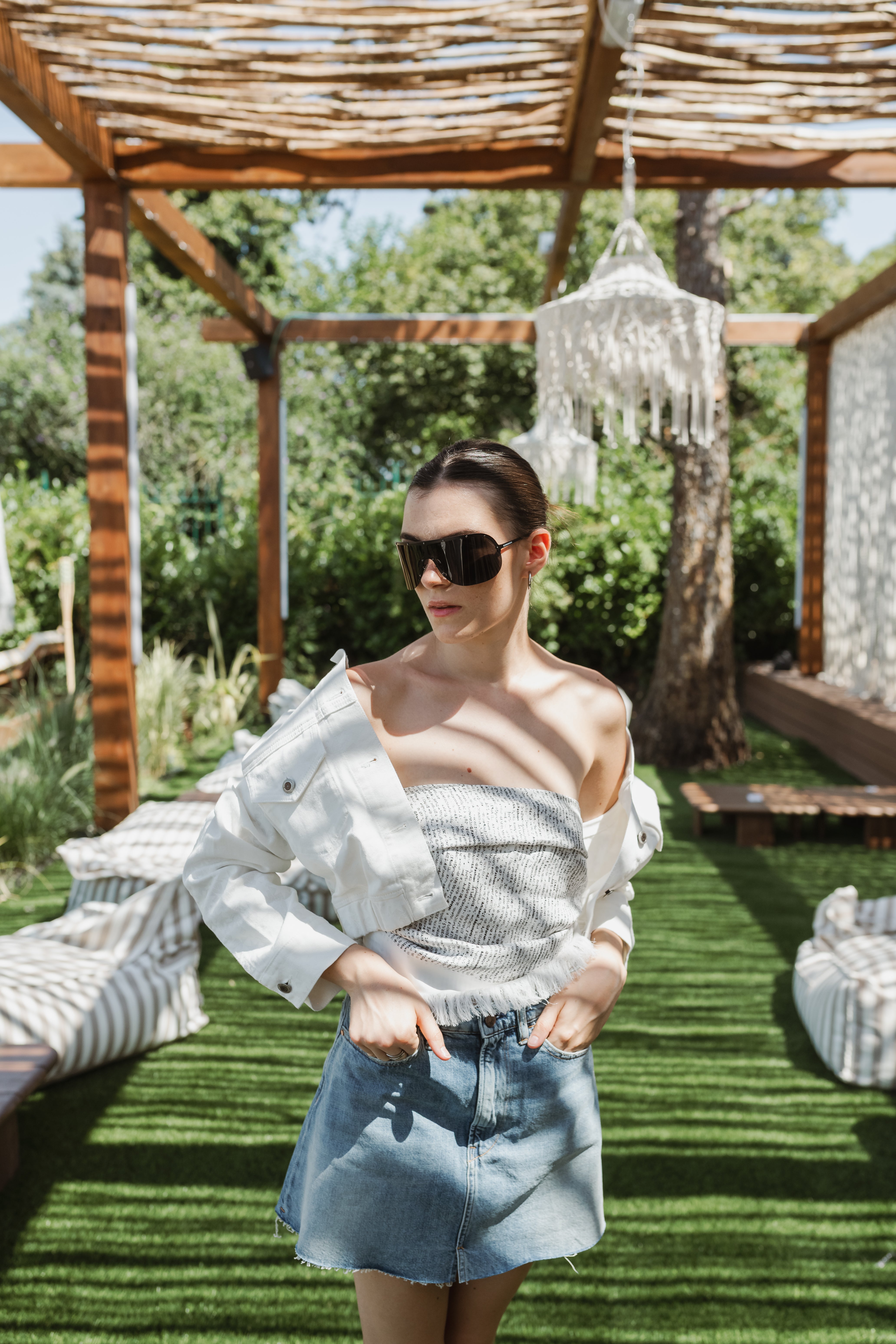 带口袋的白色牛仔外套