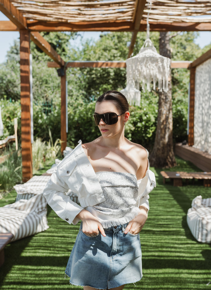 带口袋的白色牛仔外套