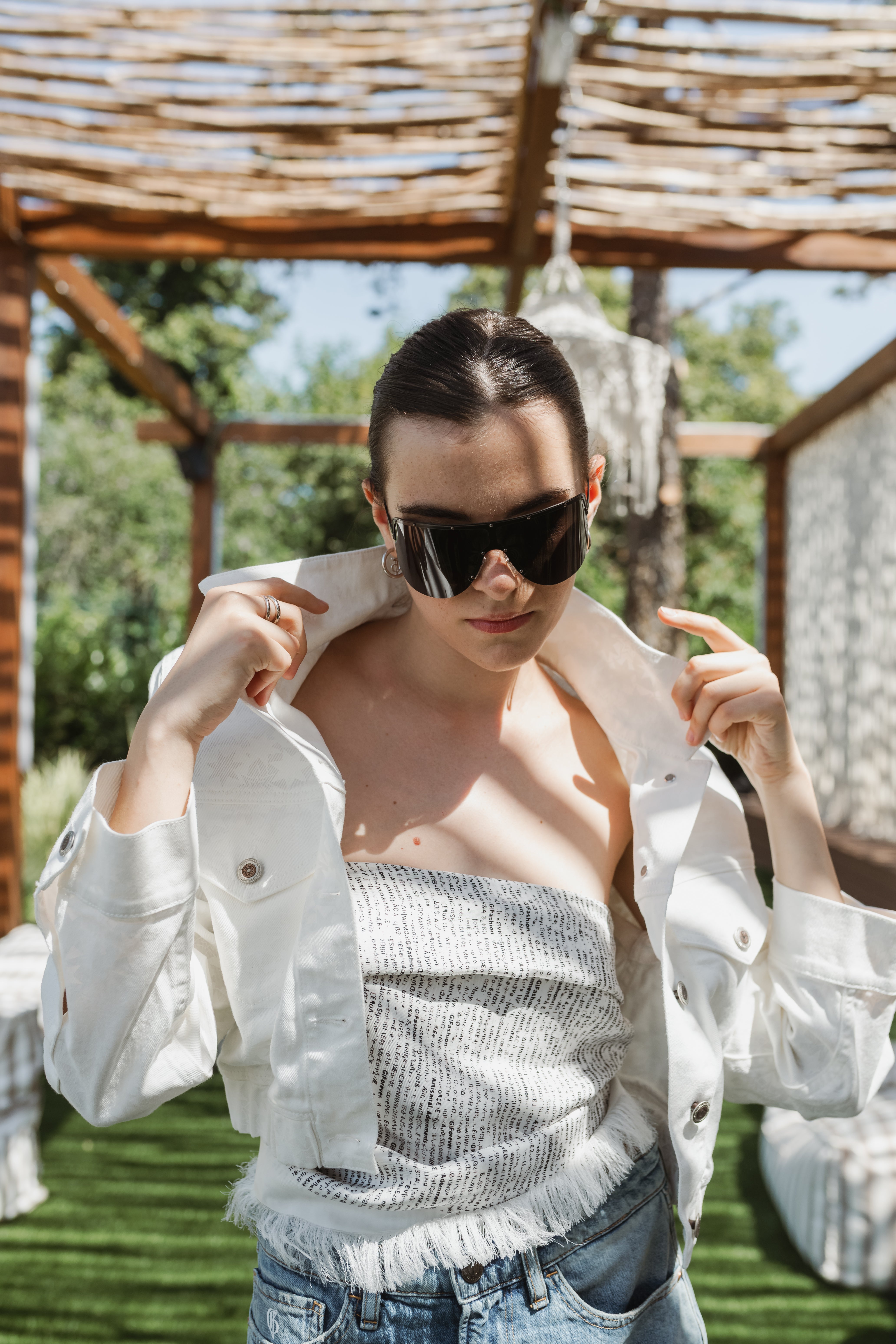 带口袋的白色牛仔外套