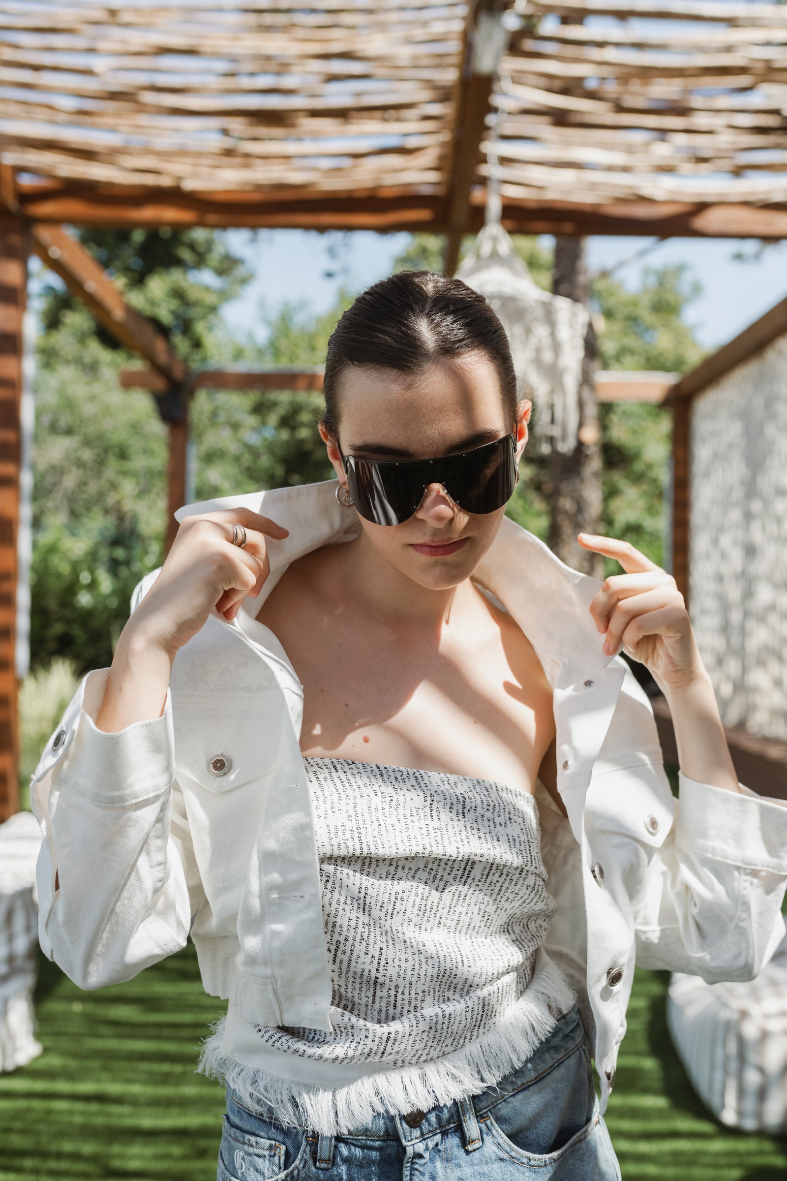 带口袋的白色牛仔外套