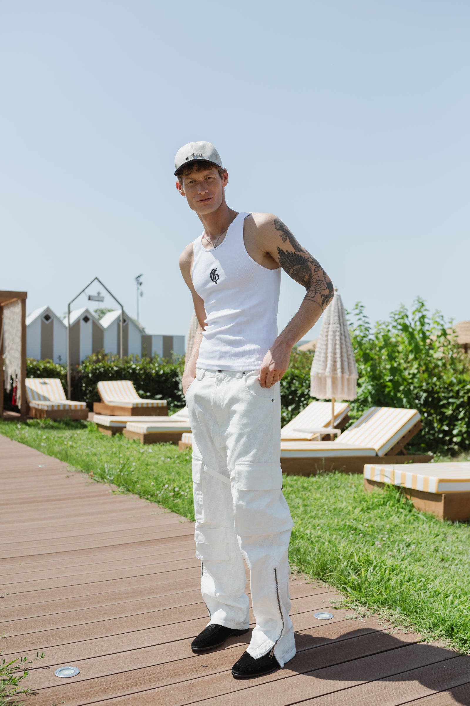 带口袋的白色七芒星牛仔裤