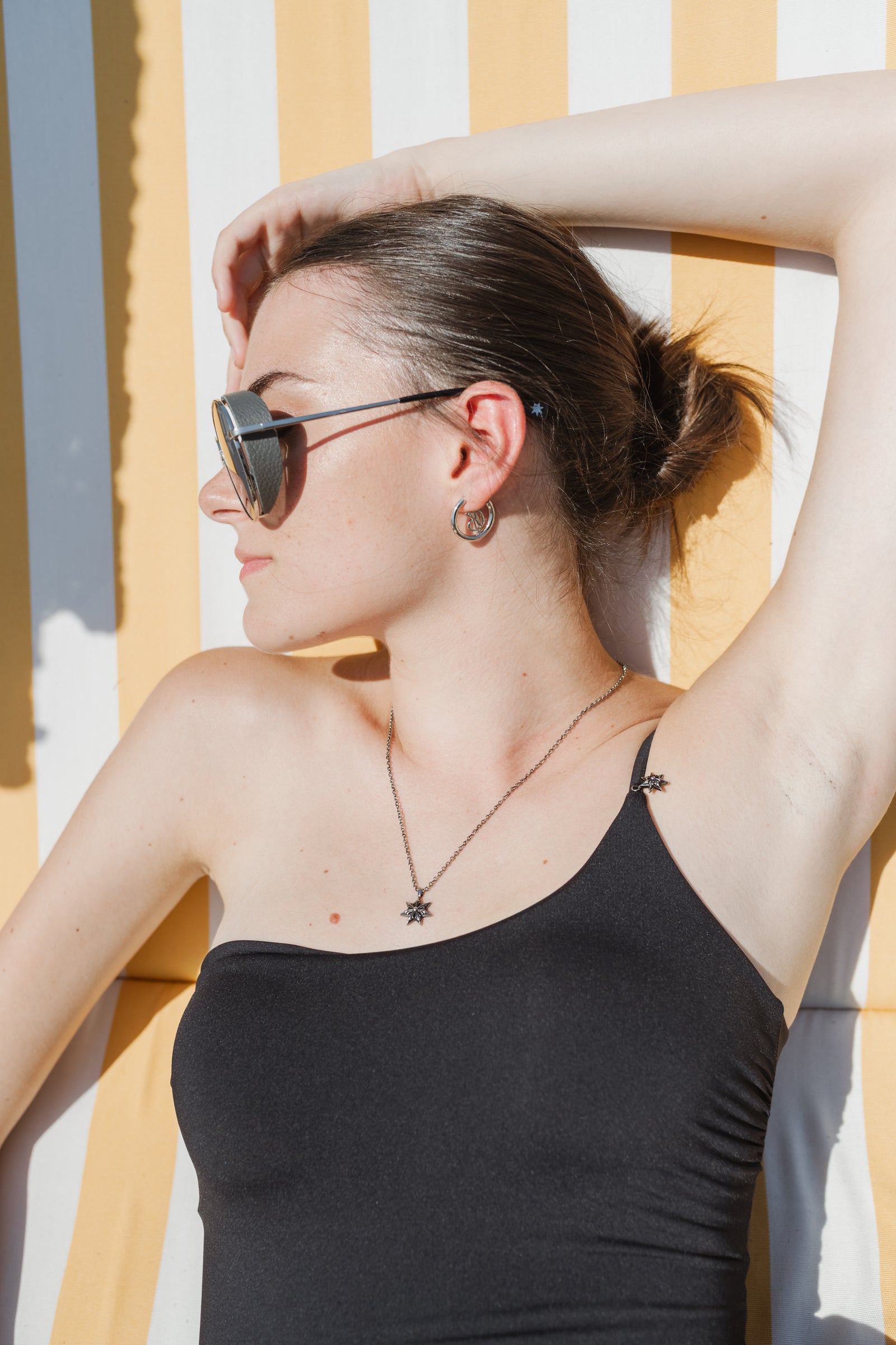 GLISSY HOOP EARRINGS