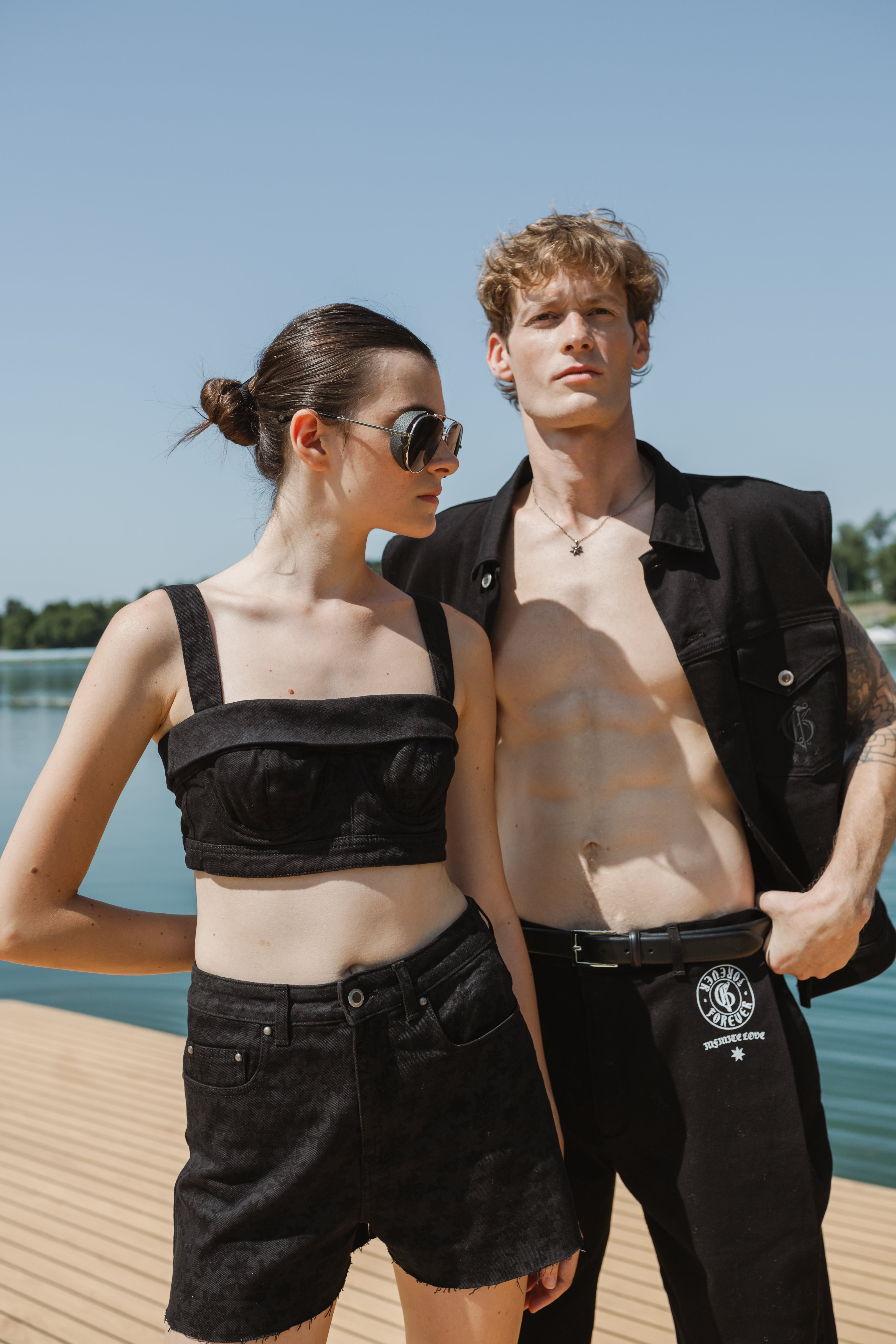 黑色图案牛仔上衣