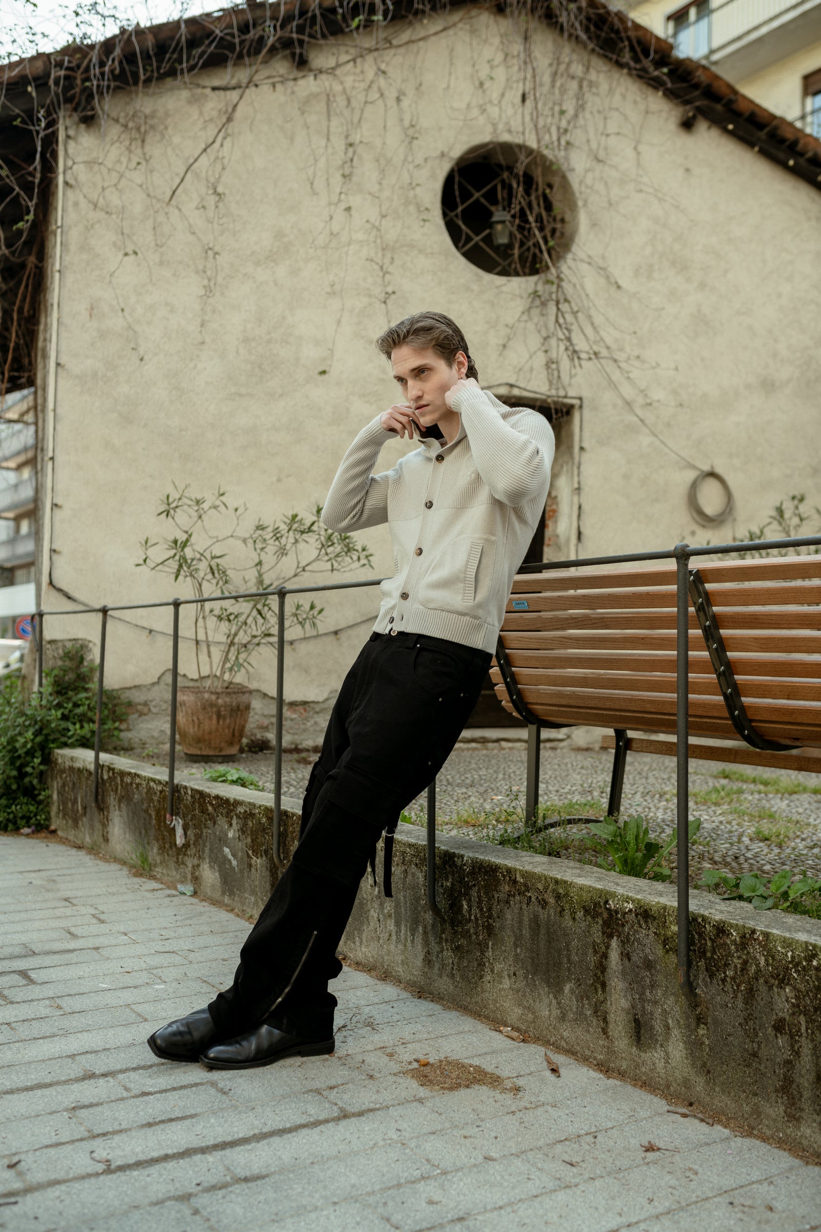 White cardigan with fur collar