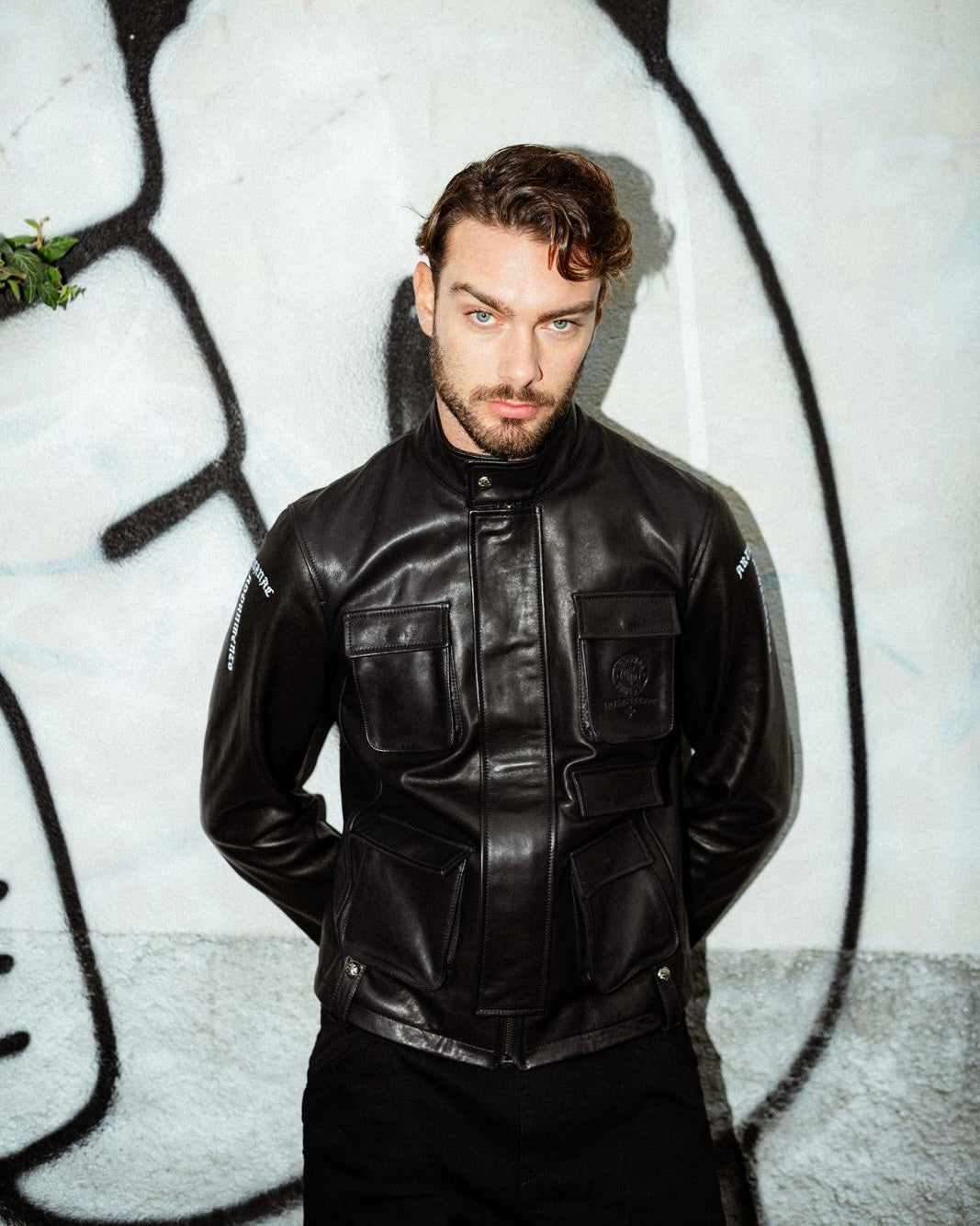 黑色带贴袋皮夹克