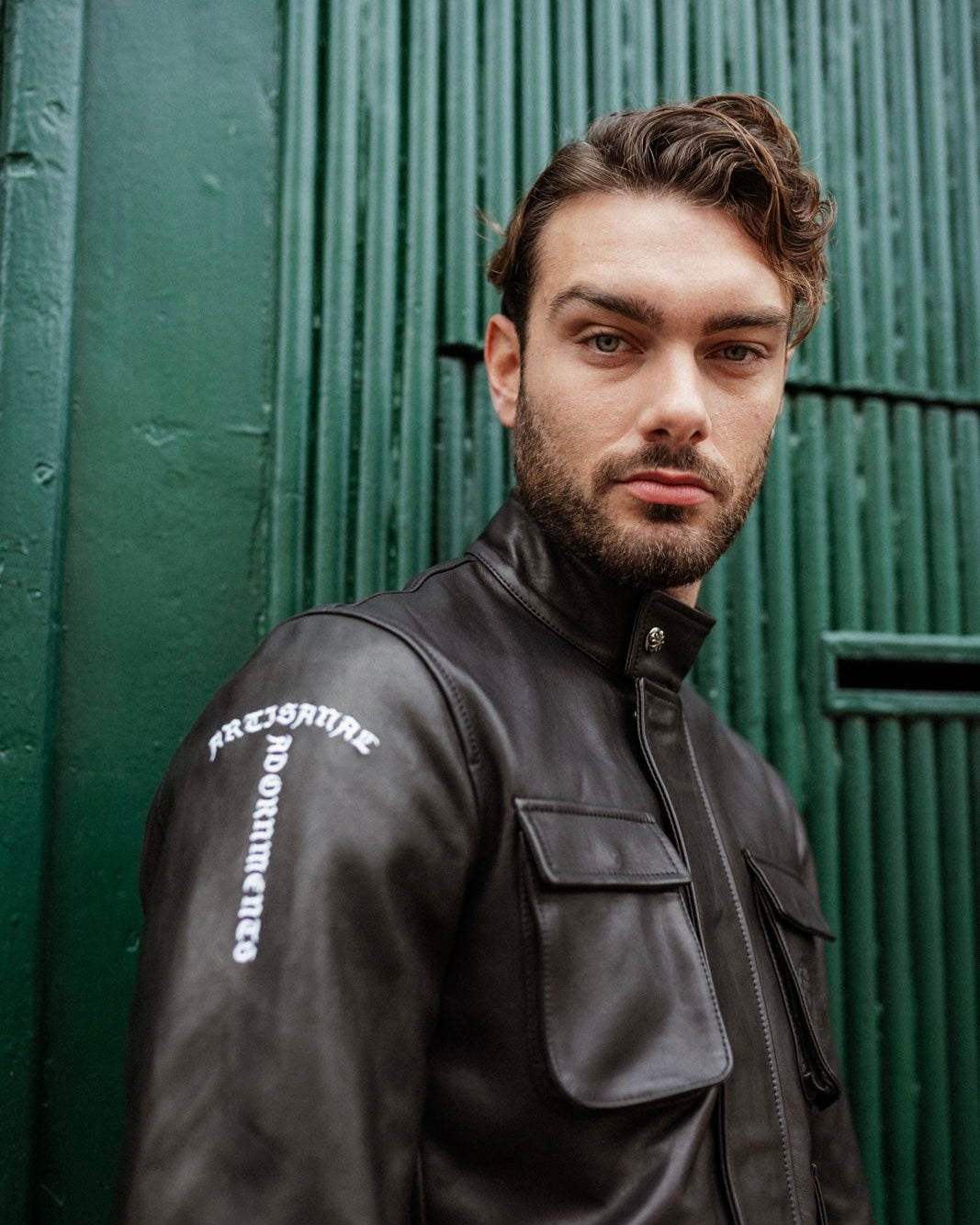 黑色带贴袋皮夹克