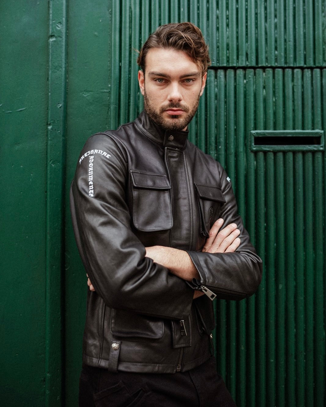 黑色带贴袋皮夹克