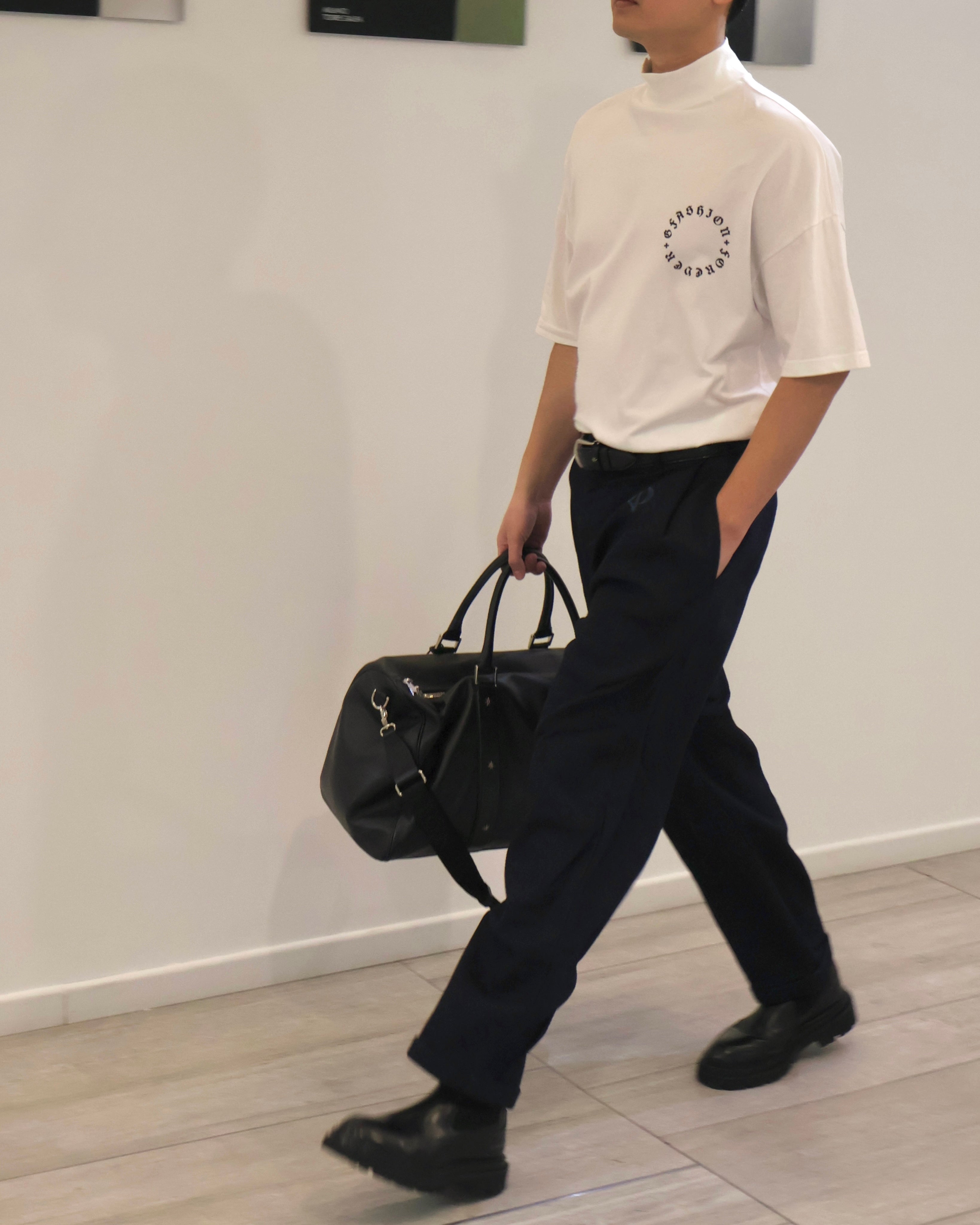 宽松设计的蓝色裤子