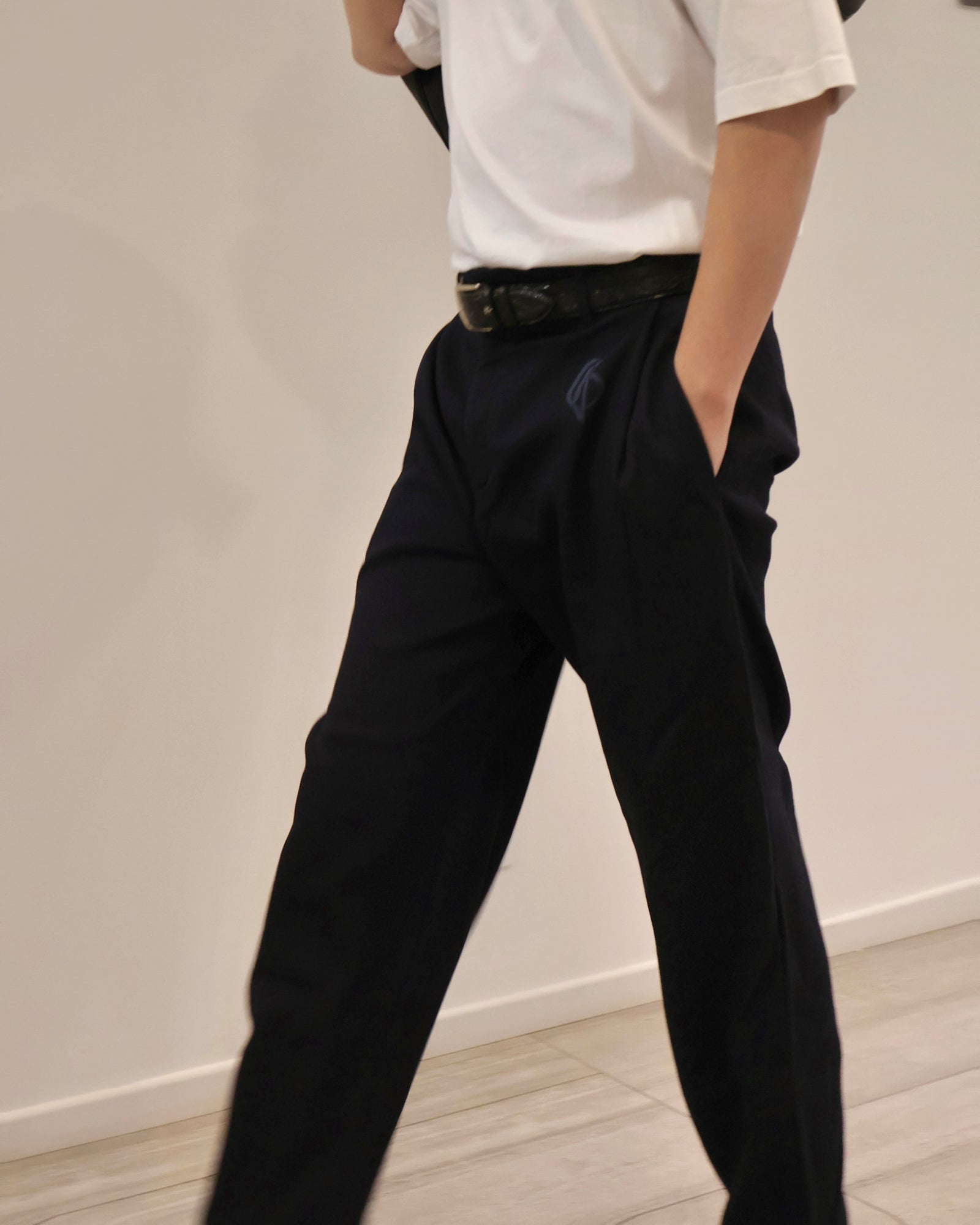 宽松设计的蓝色裤子