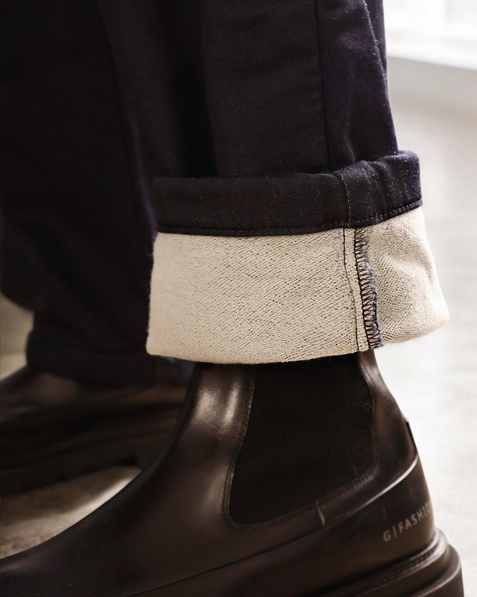 宽松设计的蓝色裤子