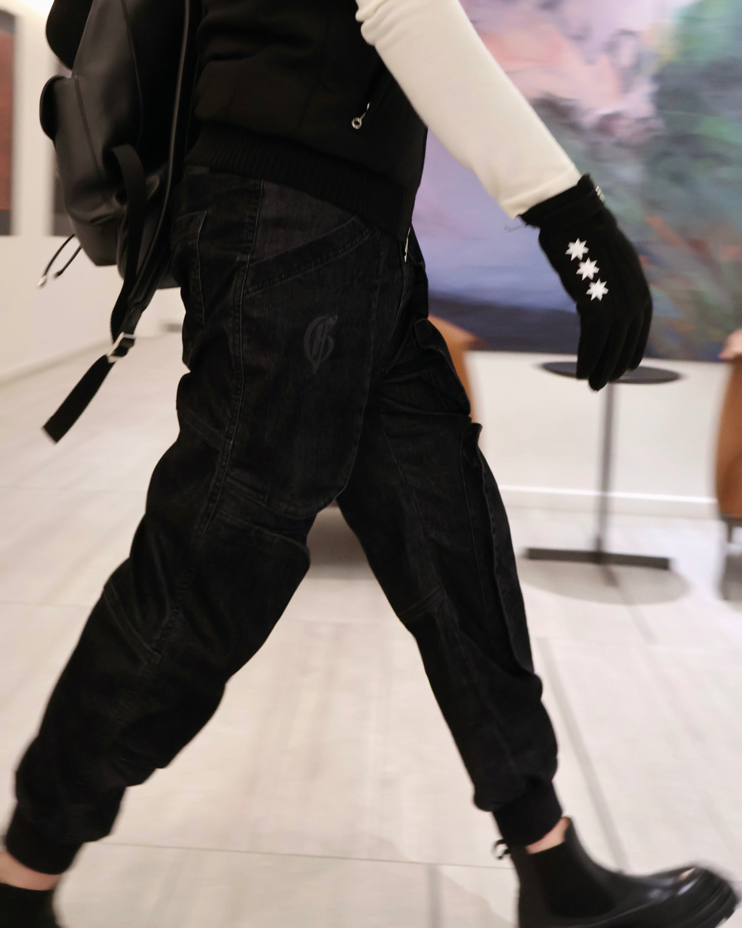 黑色带口袋慢跑裤