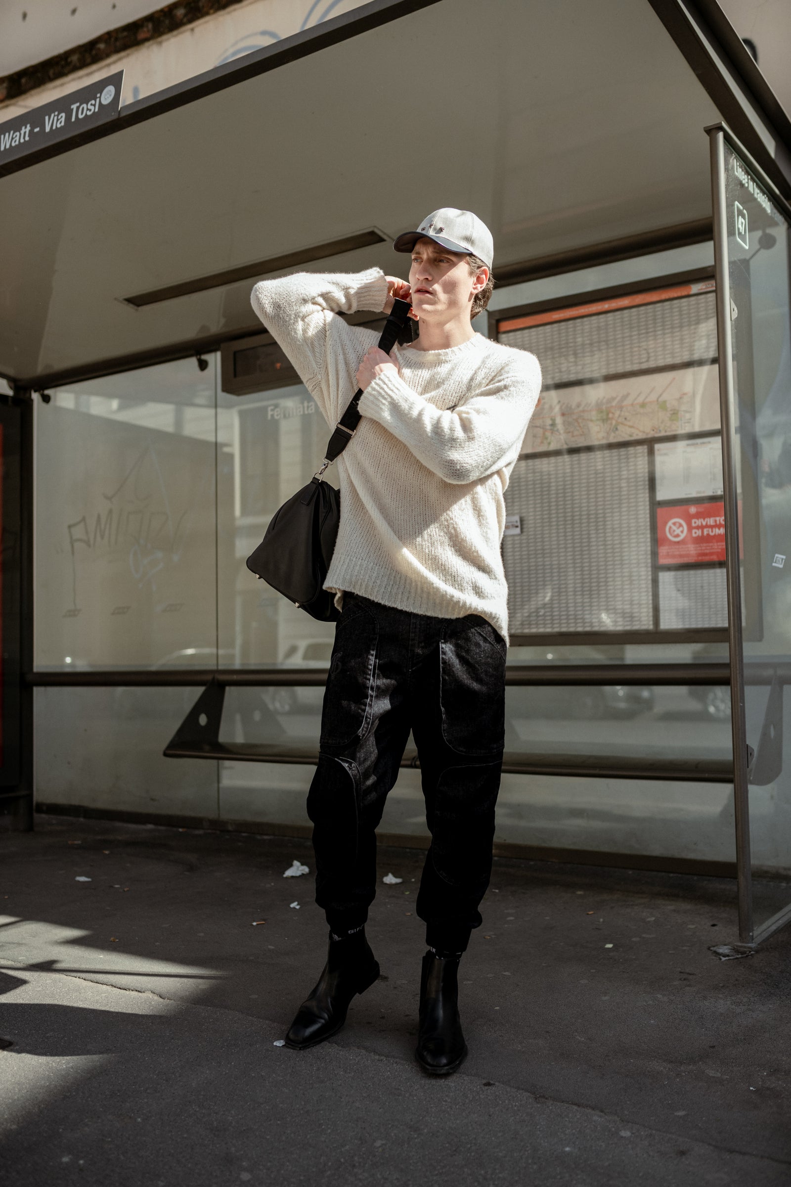 黑色带口袋慢跑裤