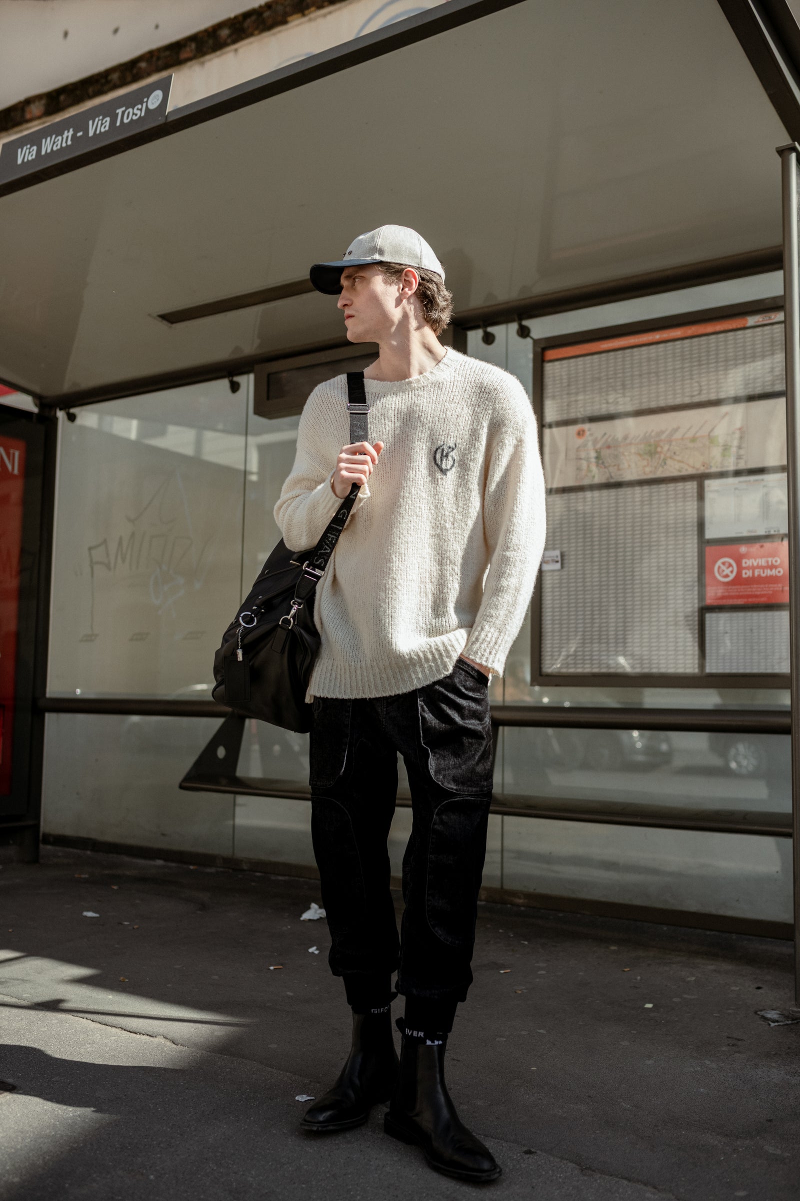 黑色带口袋慢跑裤