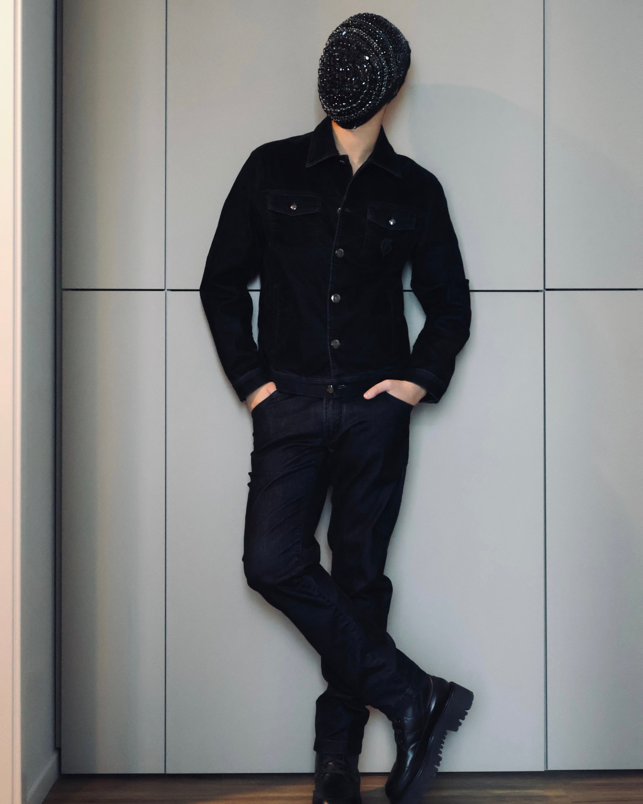 黑色带有口袋夹克