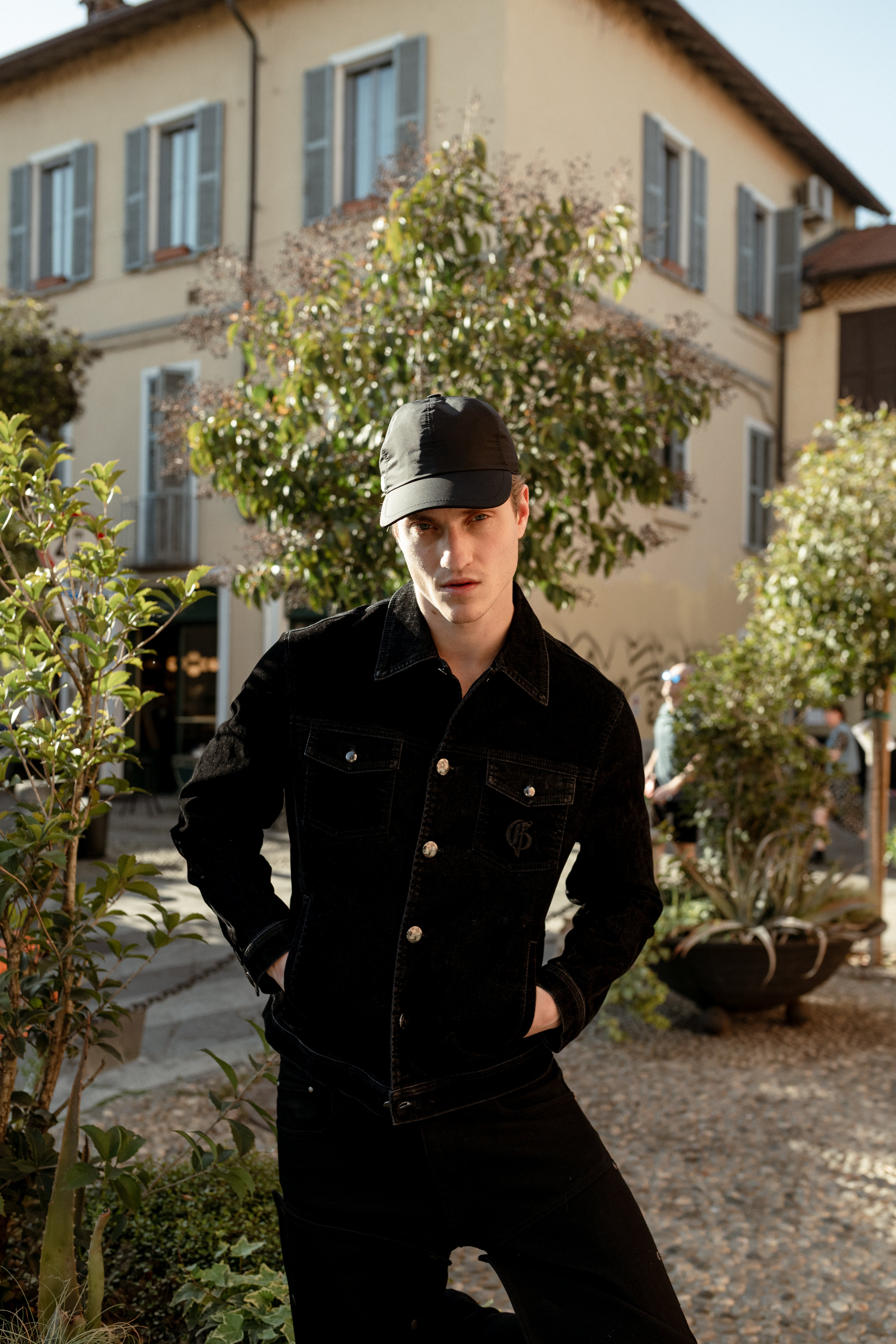 黑色带有口袋夹克