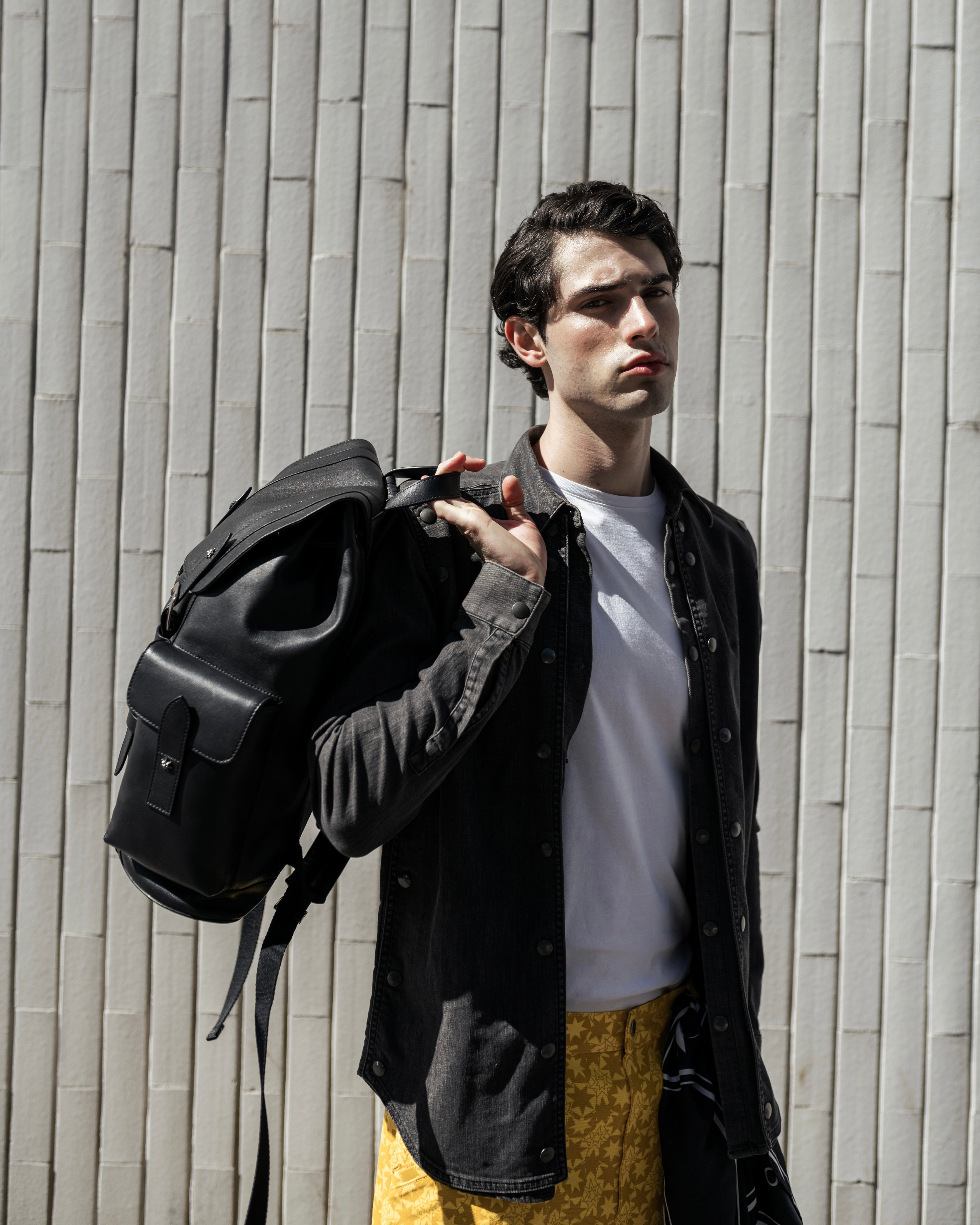 混纺黑色衬衫，带有层次感