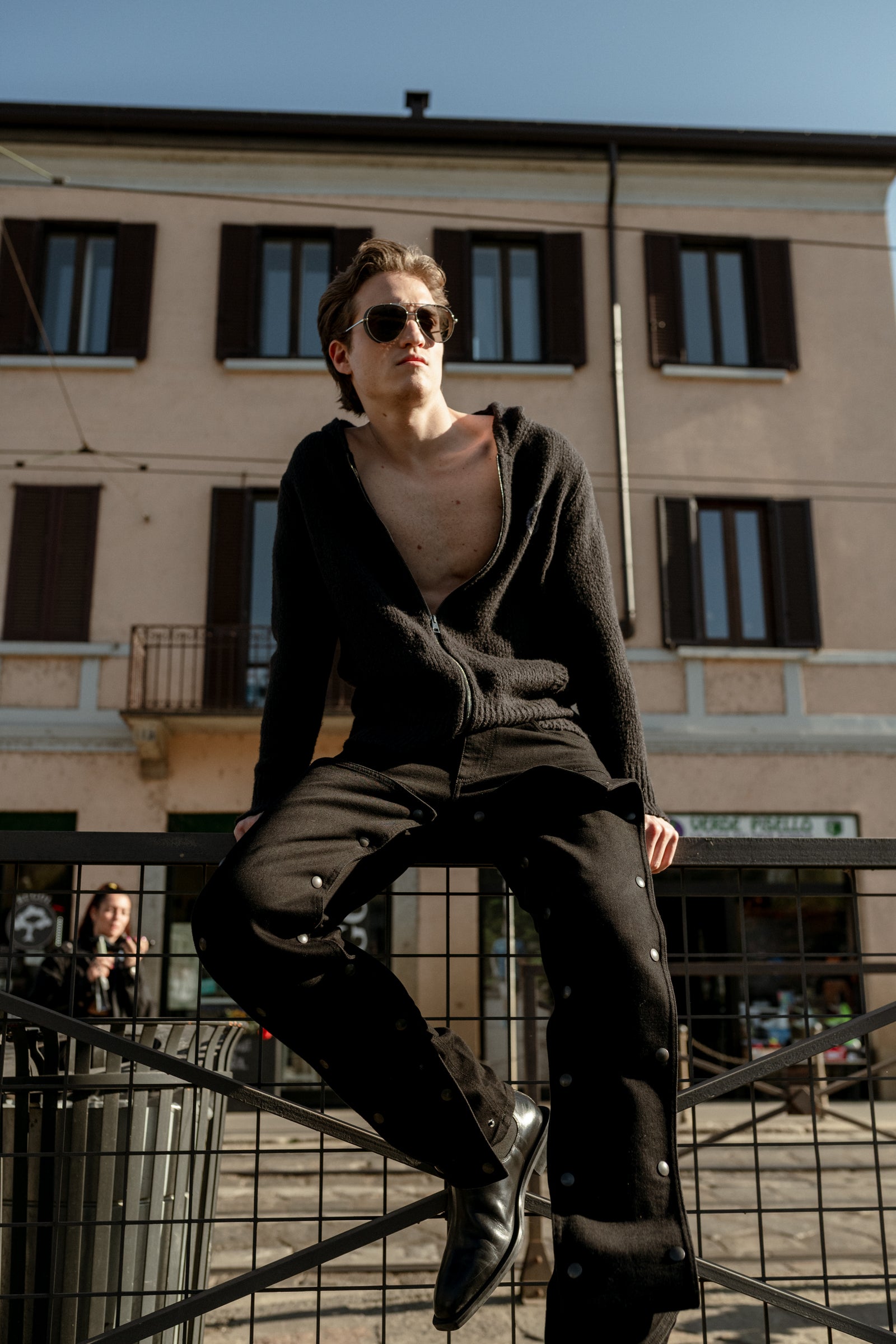 带铆钉黑色牛仔裤