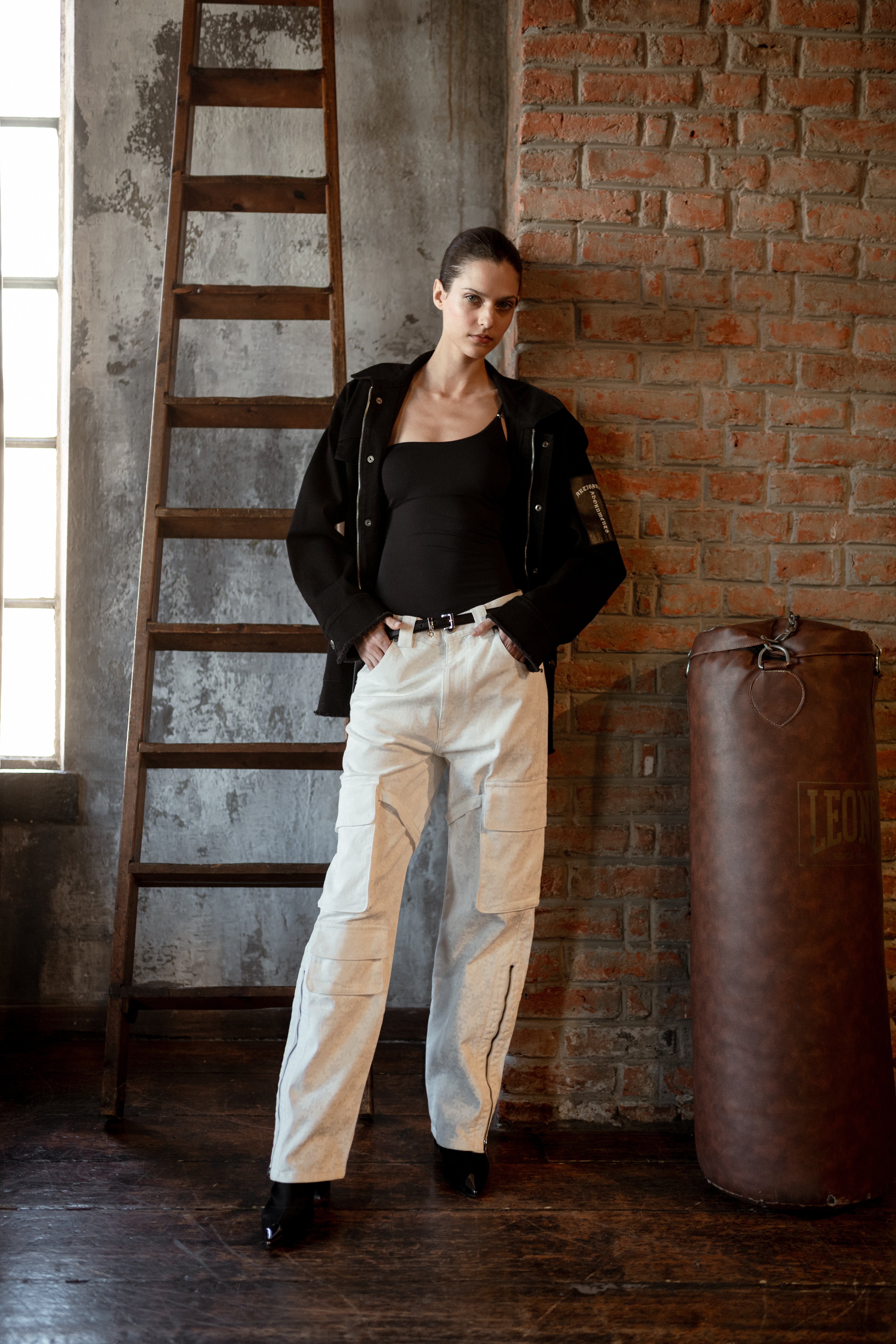 带口袋的白色七芒星牛仔裤